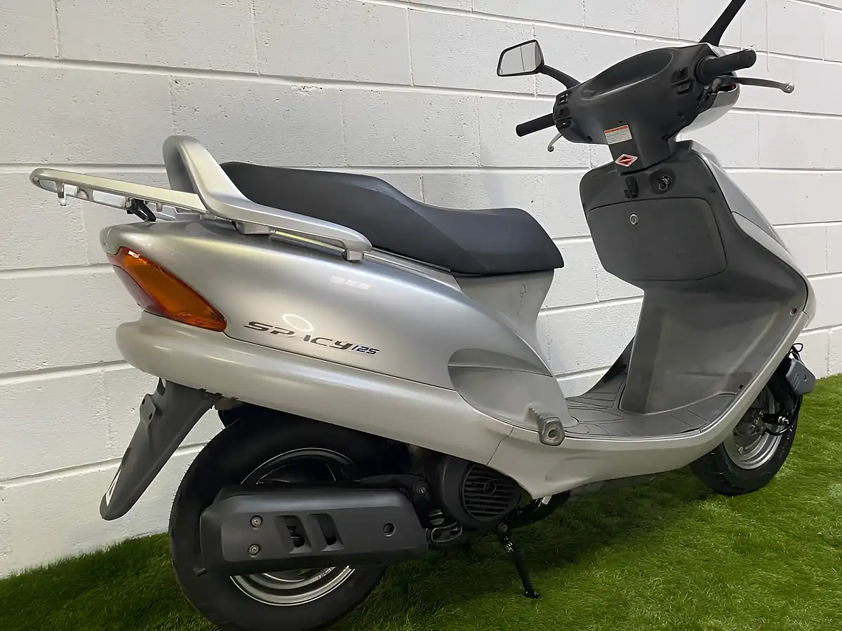 Used 1995 Honda Spacy 125 Silver - Interior and Exterior details 7