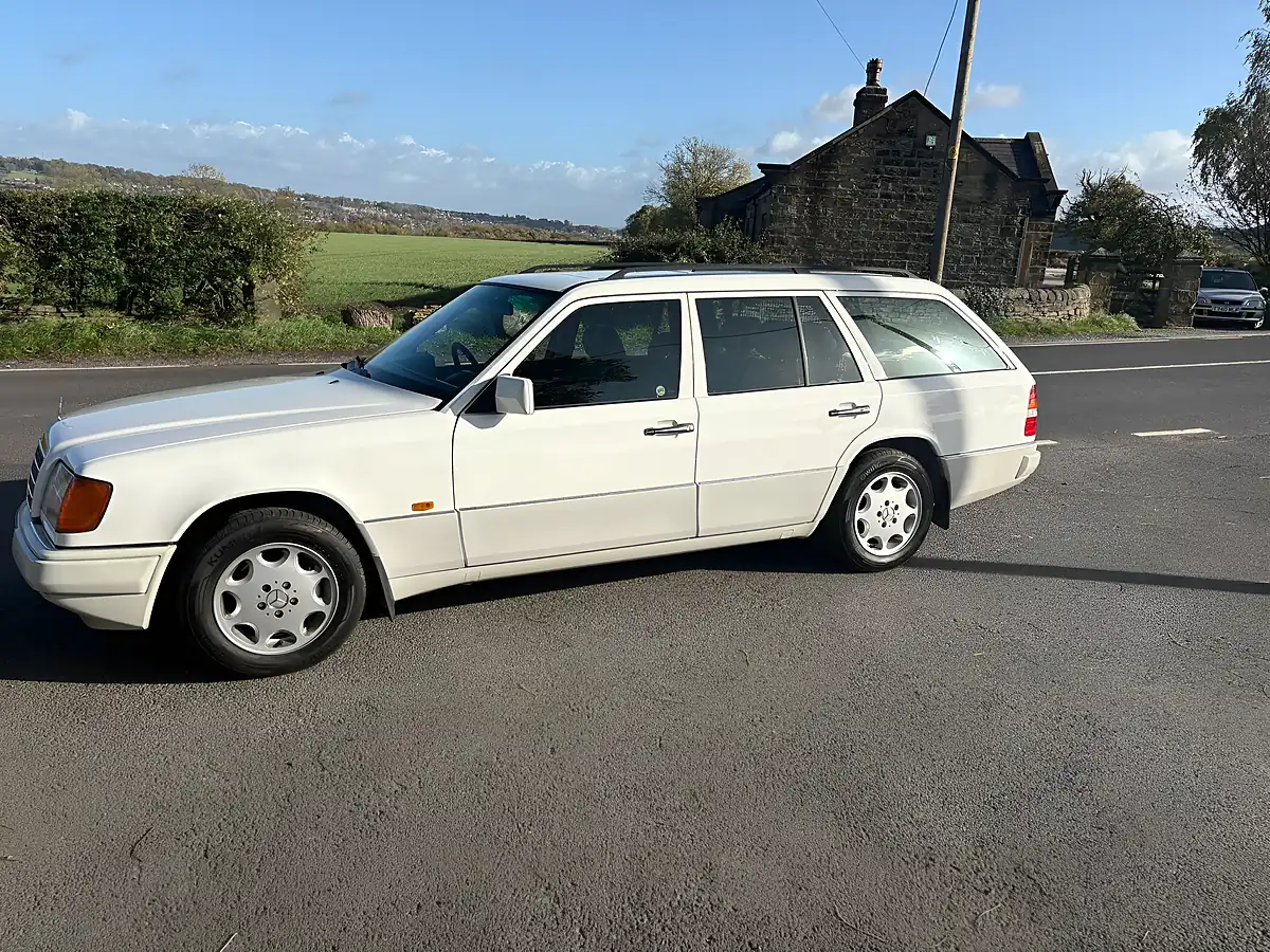 Used 1995 Mercedes-Benz 220 W124 Estate White - Interior and Exterior details 3