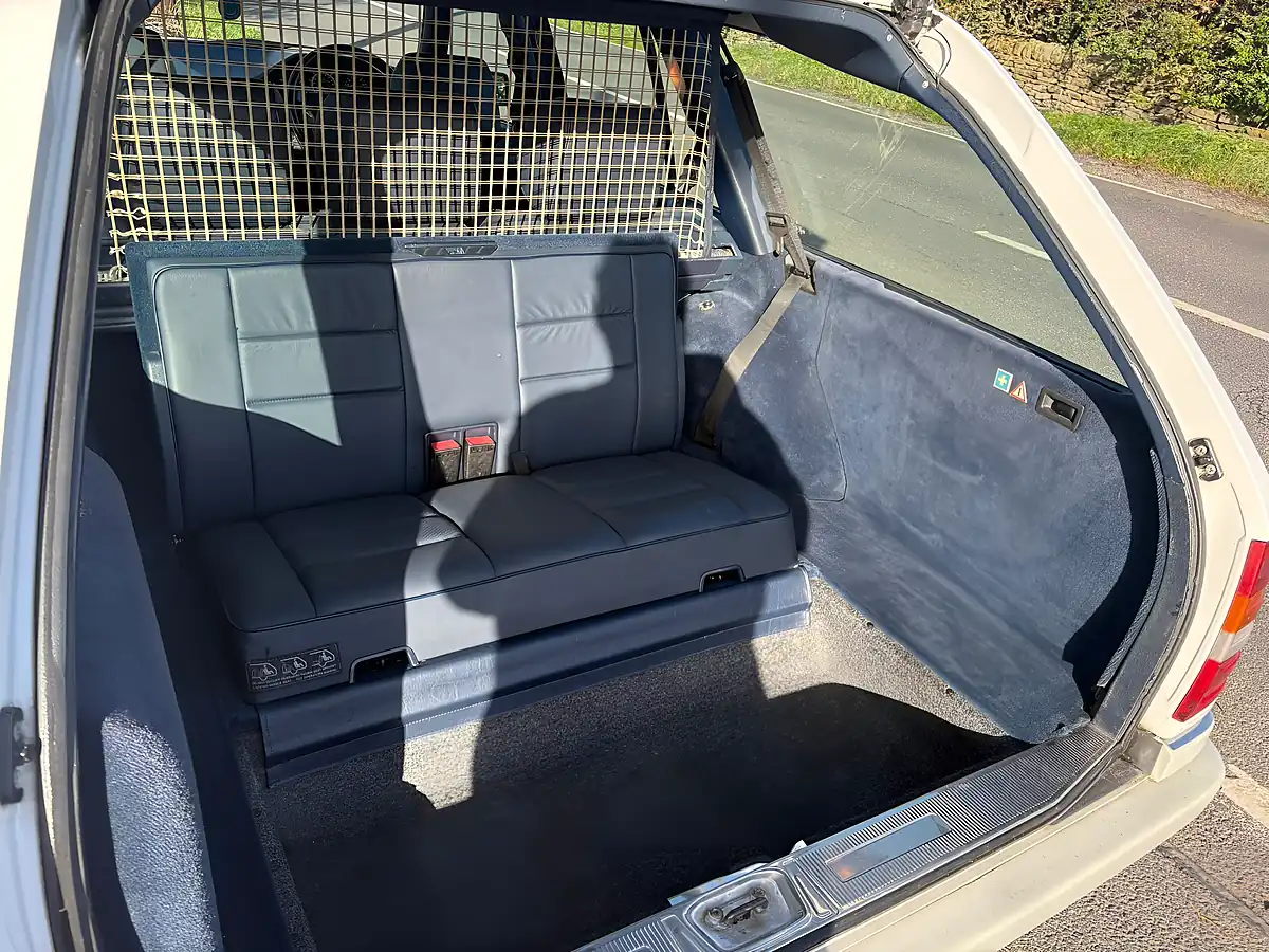Used 1995 Mercedes-Benz 220 W124 Estate White - Interior and Exterior details 9