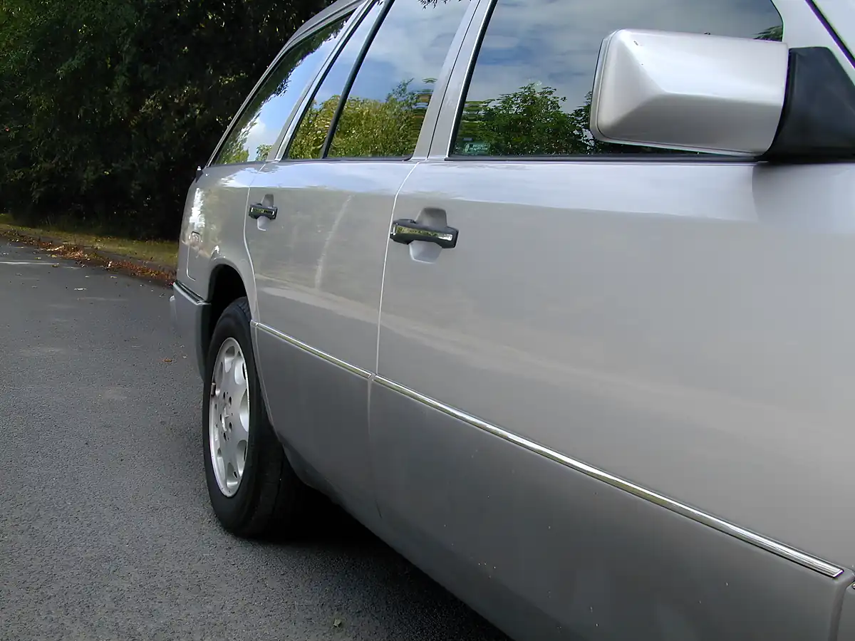 Used 1995 Mercedes-Benz 320 Estate 7-seater Silver - Interior and Exterior details 10