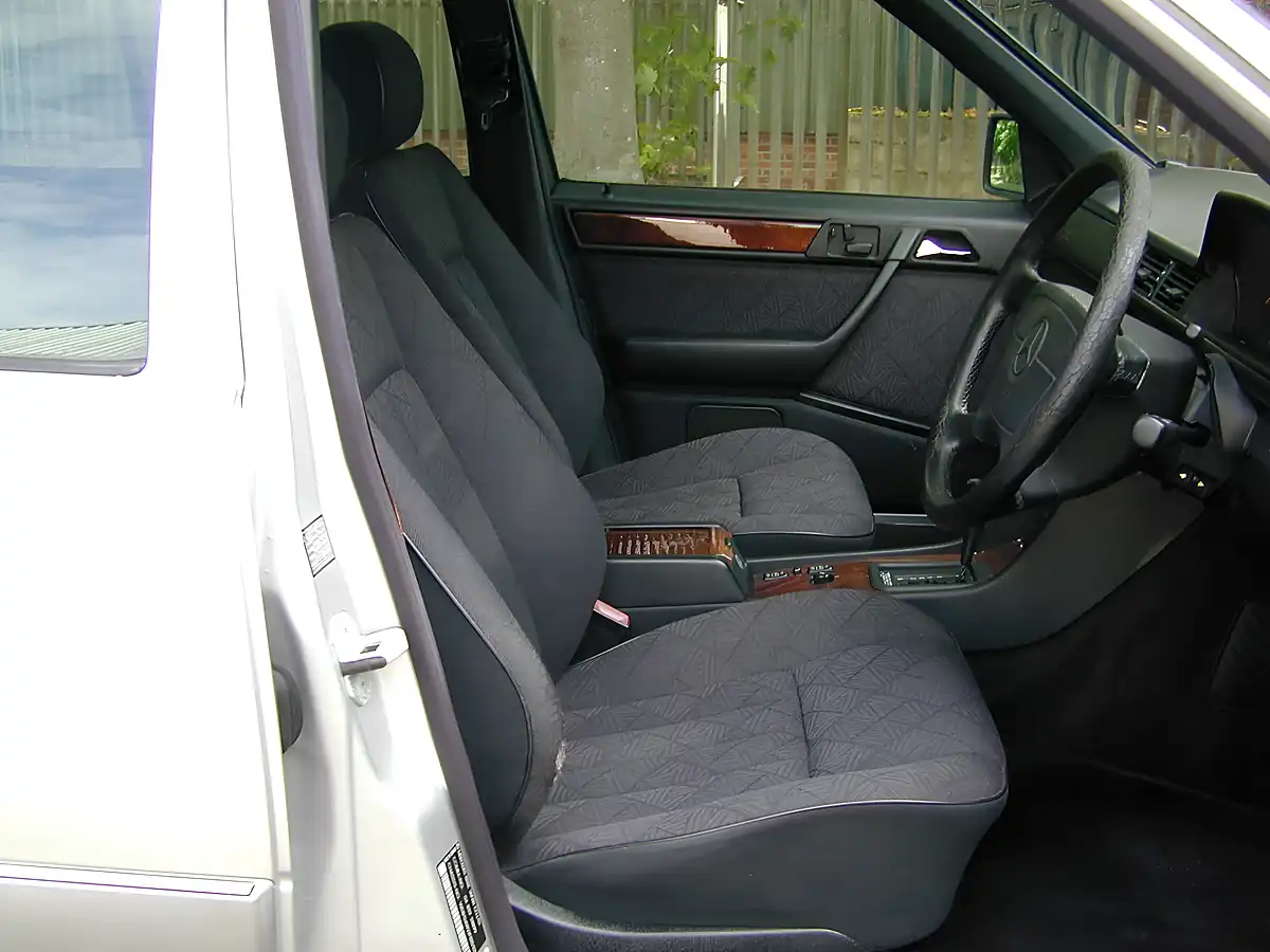 Used 1995 Mercedes-Benz 320 Estate 7-seater Silver - Interior and Exterior details 16