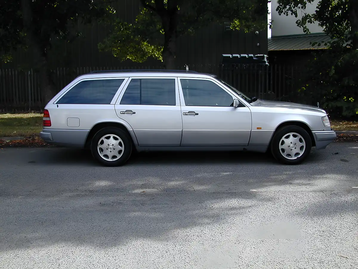 Used 1995 Mercedes-Benz 320 Estate 7-seater Silver - Interior and Exterior details 2