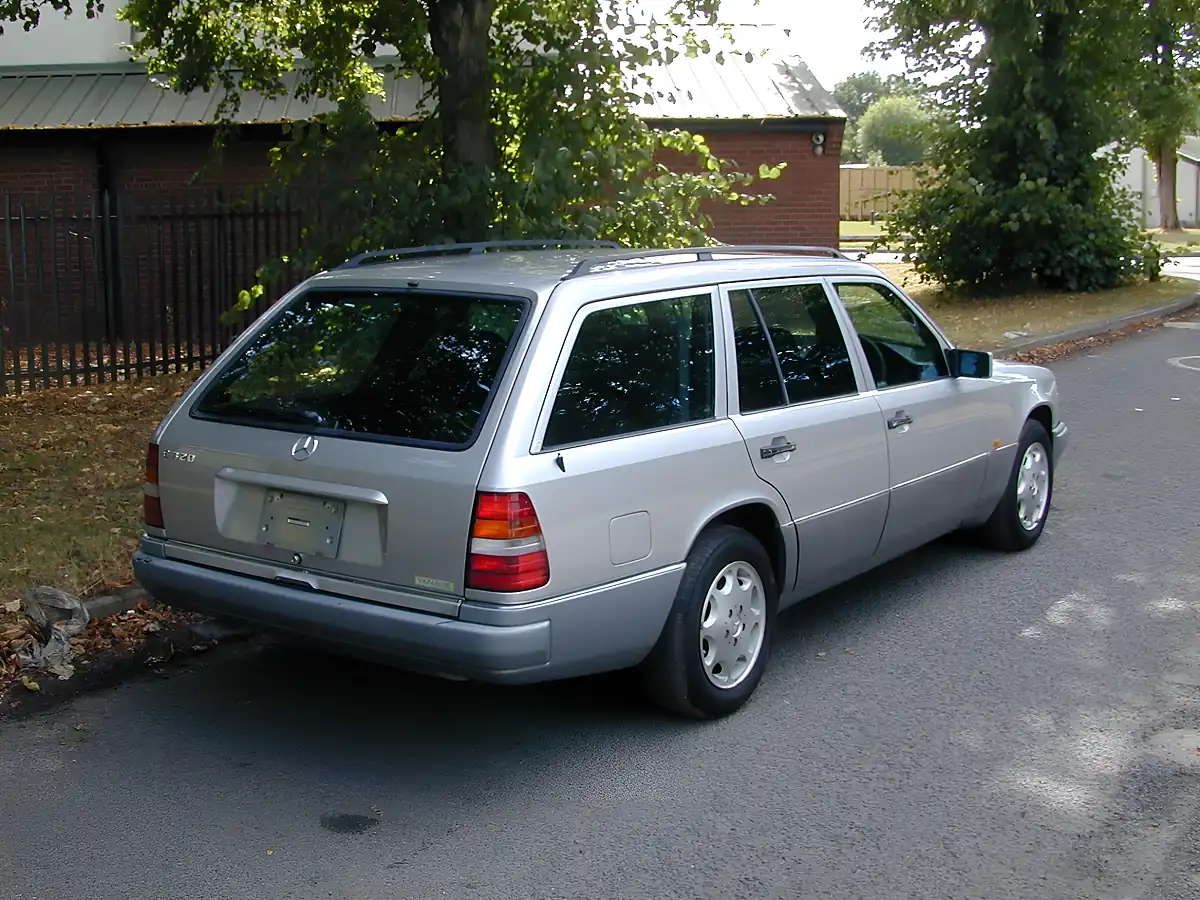 Used 1995 Mercedes-Benz 320 Estate 7-seater Silver - Interior and Exterior details 3