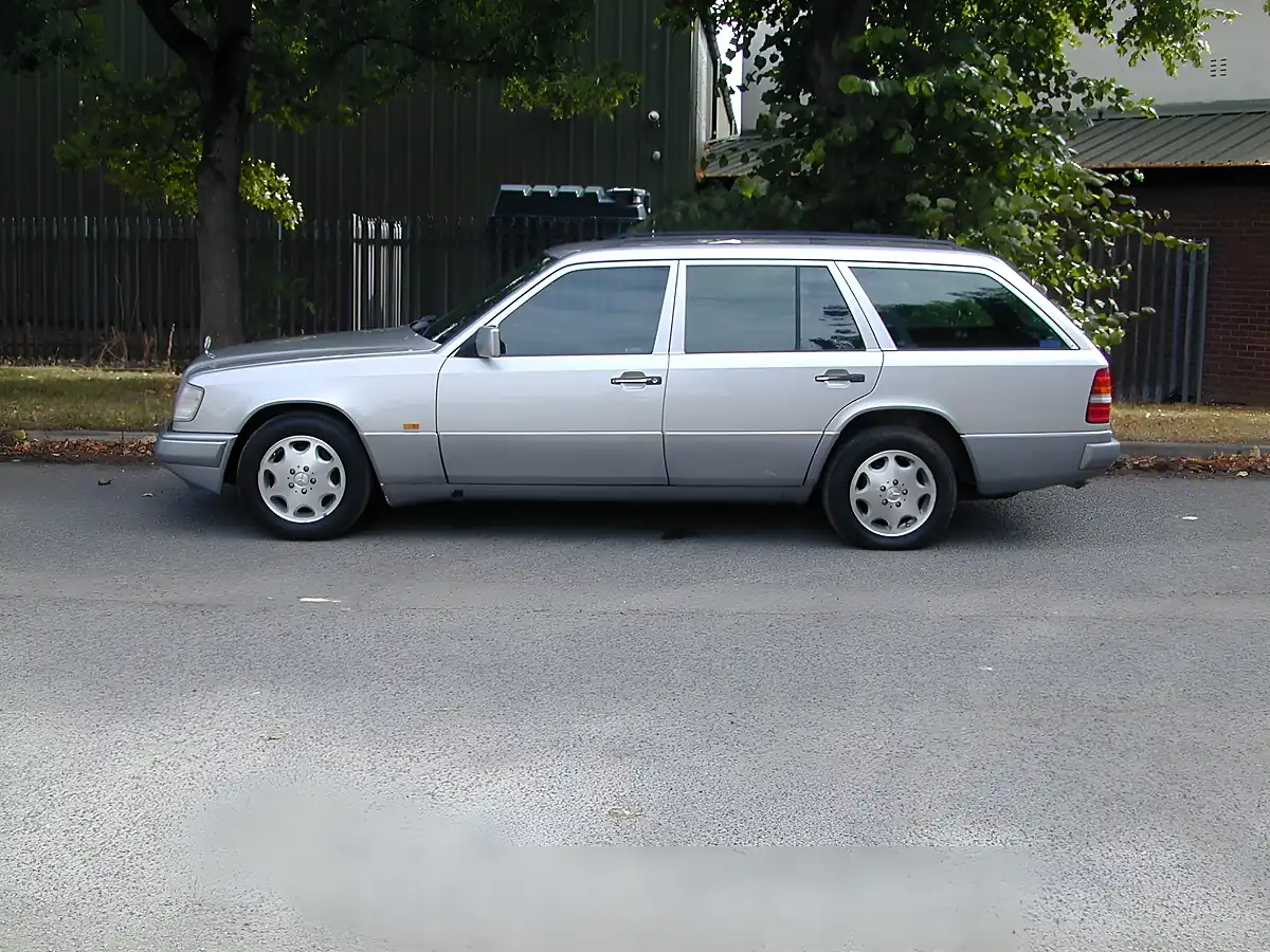 Used 1995 Mercedes-Benz 320 Estate 7-seater Silver - Interior and Exterior details 6