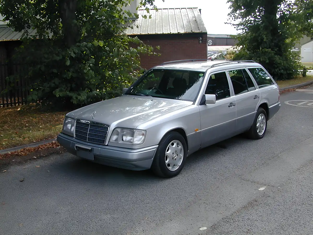 Used 1995 Mercedes-Benz 320 Estate 7-seater Silver - Interior and Exterior details 7