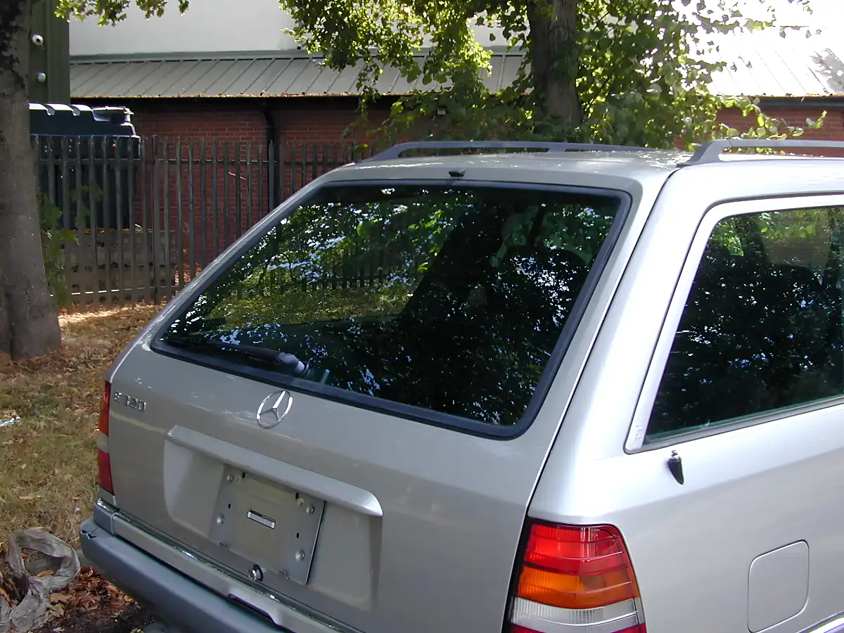 Used 1995 Mercedes-Benz 320 Estate 7-seater Silver - Interior and Exterior details 8