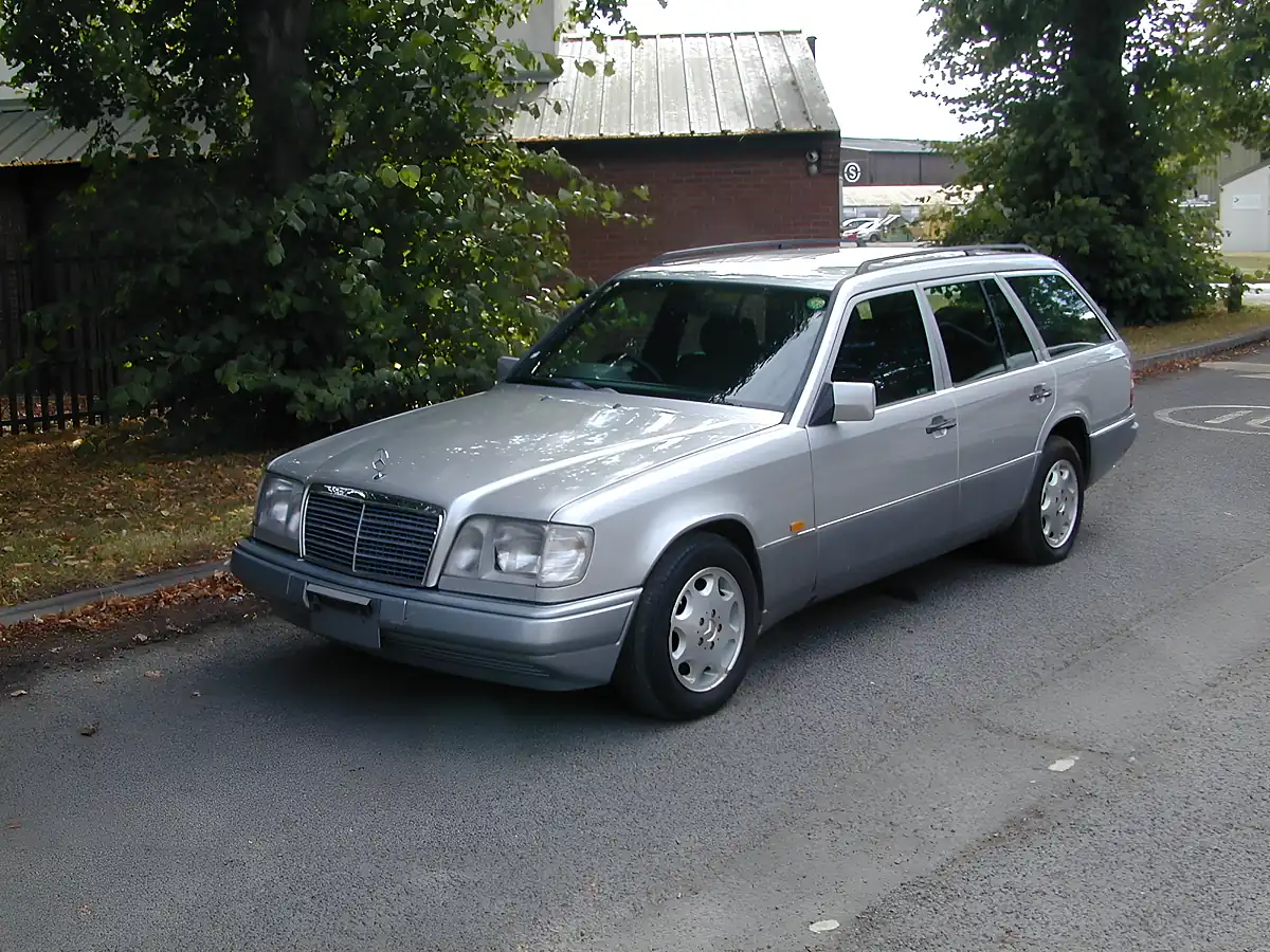 Used 1995 Mercedes-Benz 320 Estate Silver - Interior and Exterior details 7