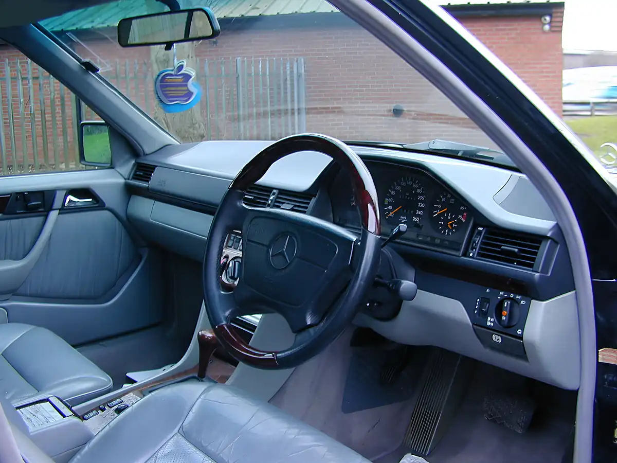 Used 1995 Mercedes-Benz 320 W124 Estate 7-seater Sapphire Black Metallic - Interior and Exterior details 15