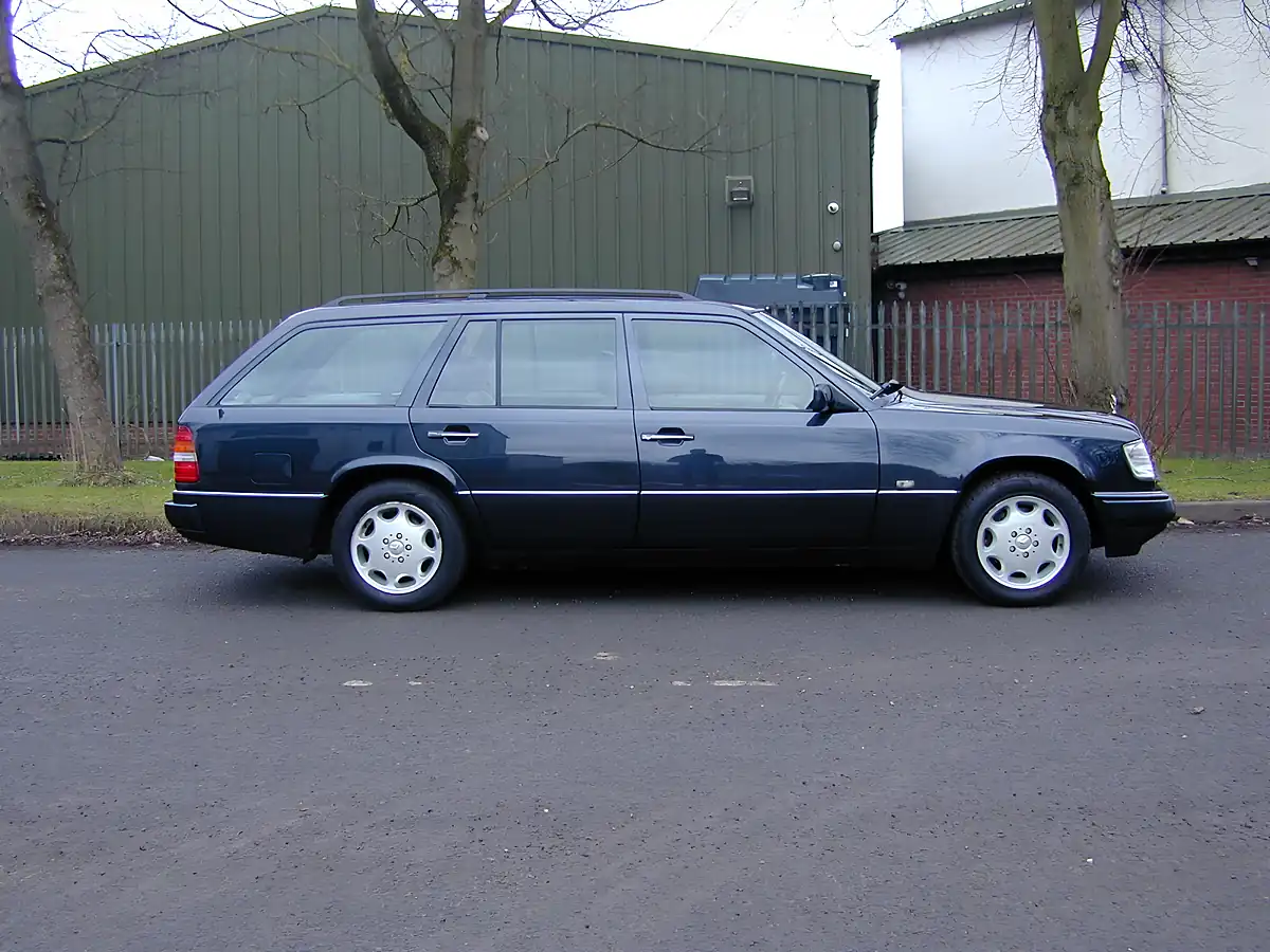 Used 1995 Mercedes-Benz 320 W124 Estate 7-seater Sapphire Black Metallic - Interior and Exterior details 2