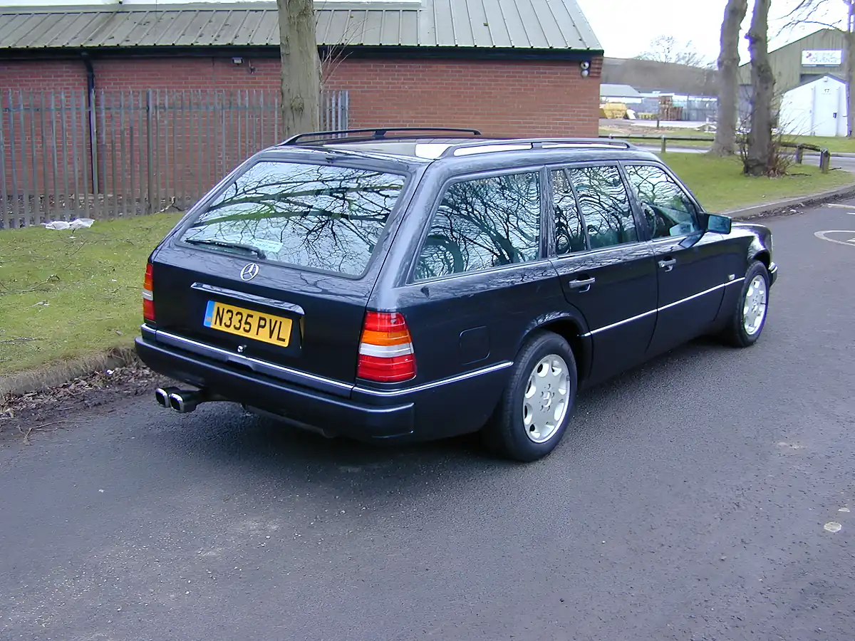 Used 1995 Mercedes-Benz 320 W124 Estate 7-seater Sapphire Black Metallic - Interior and Exterior details 3