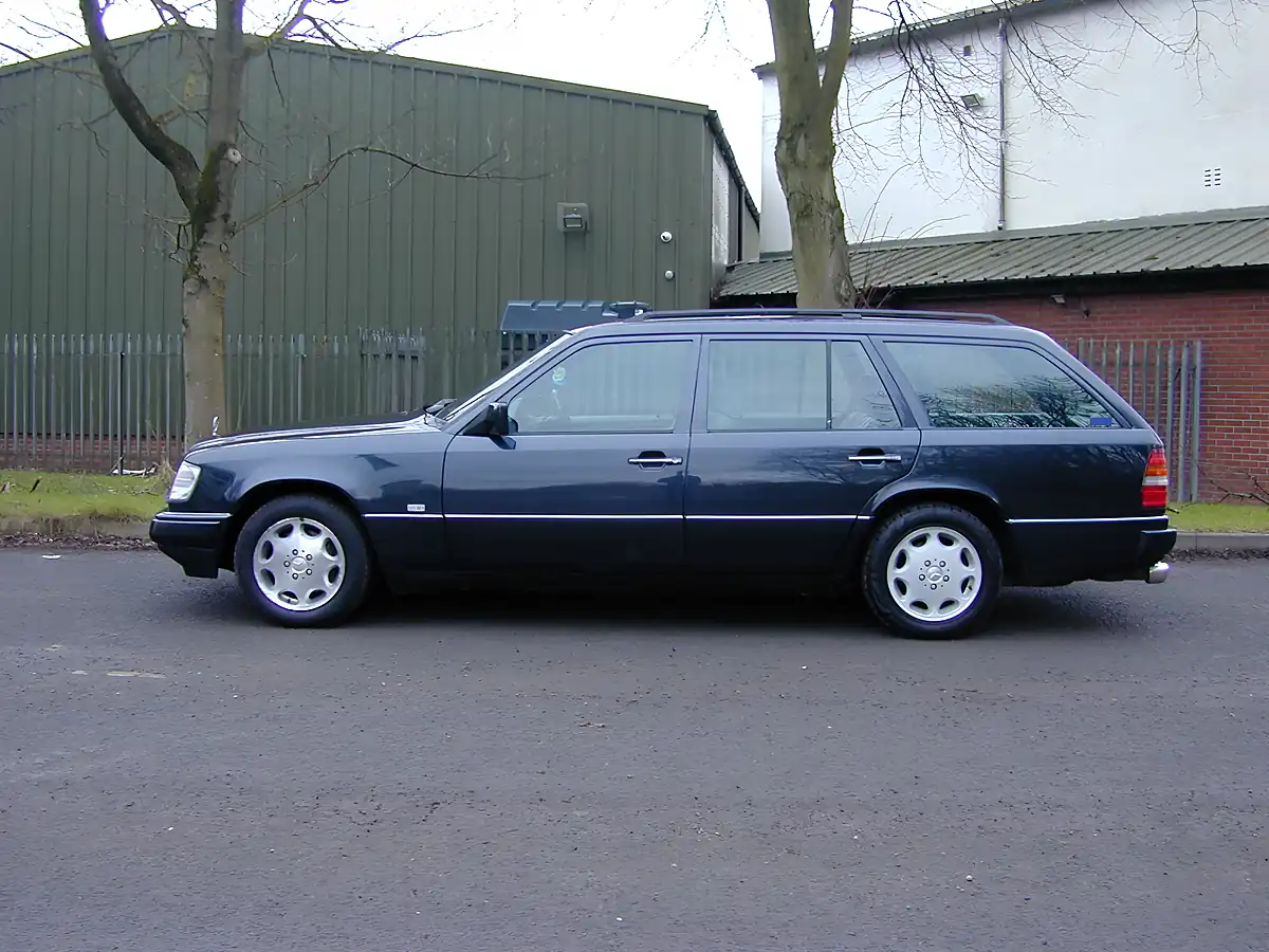 Used 1995 Mercedes-Benz 320 W124 Estate 7-seater Sapphire Black Metallic - Interior and Exterior details 7