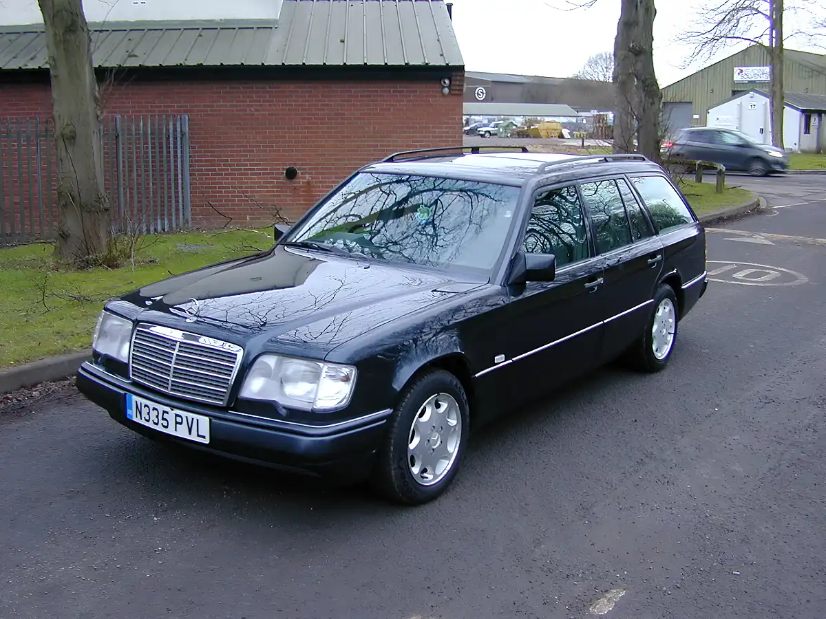Used 1995 Mercedes-Benz 320 W124 Estate 7-seater Sapphire Black Metallic - Interior and Exterior details 8