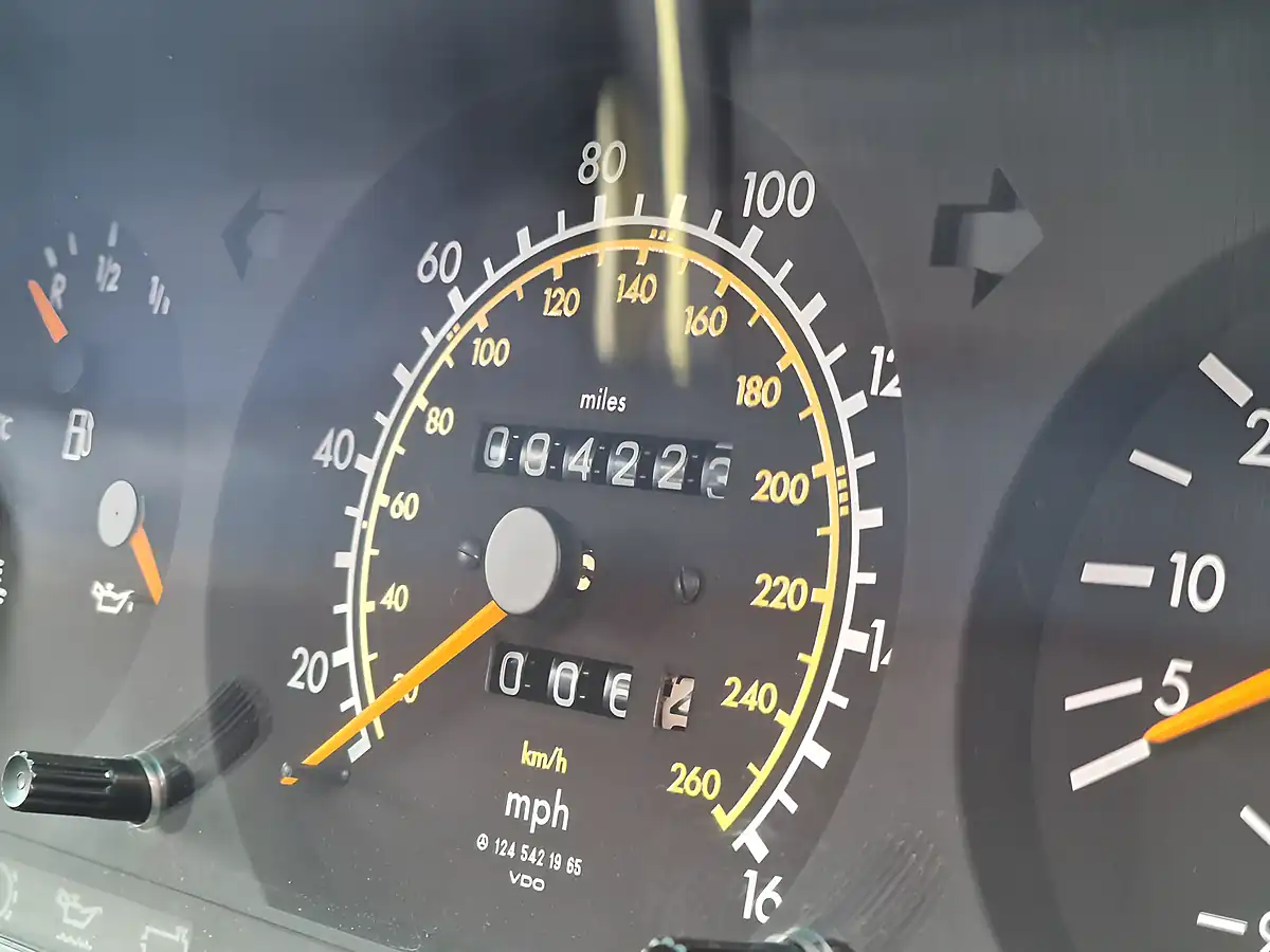 Used 1995 Mercedes-Benz E-Class 7 Seater Bright Silver Metallic - Interior and Exterior details 3