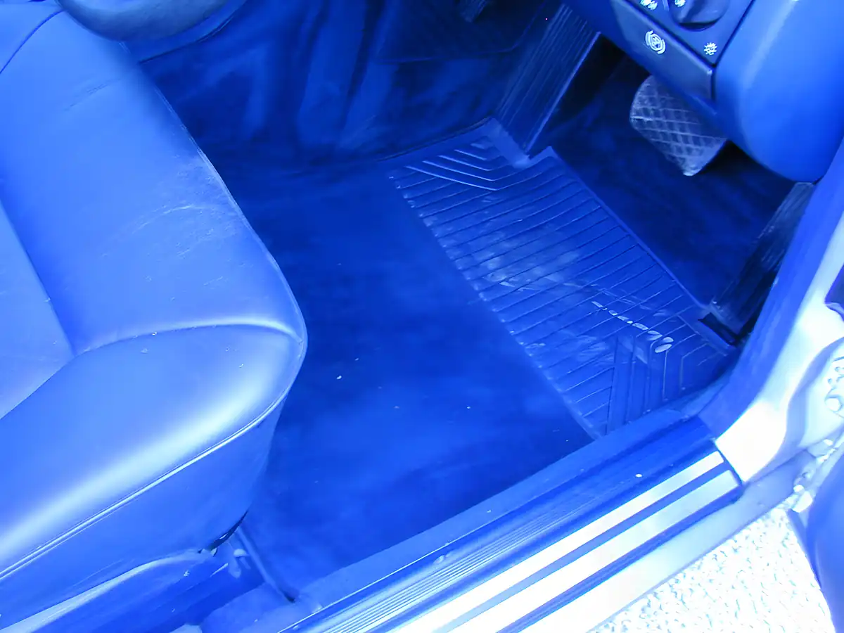 Used 1996 Mercedes-Benz 220 Coupe Silver - Interior and Exterior details 15