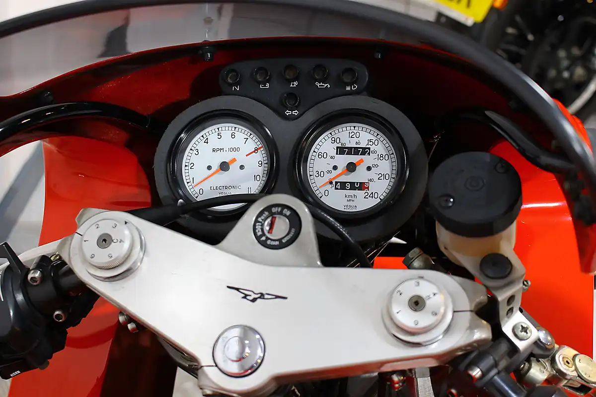 Used 1996 Moto Guzzi 1100 Sport Red - Interior and Exterior details 8