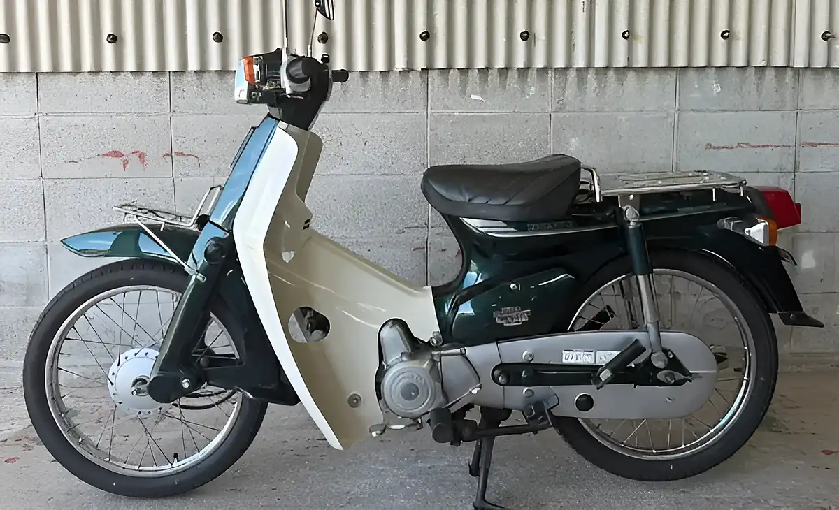 Used 1997 Honda C70 Custom Green - Interior and Exterior details 9