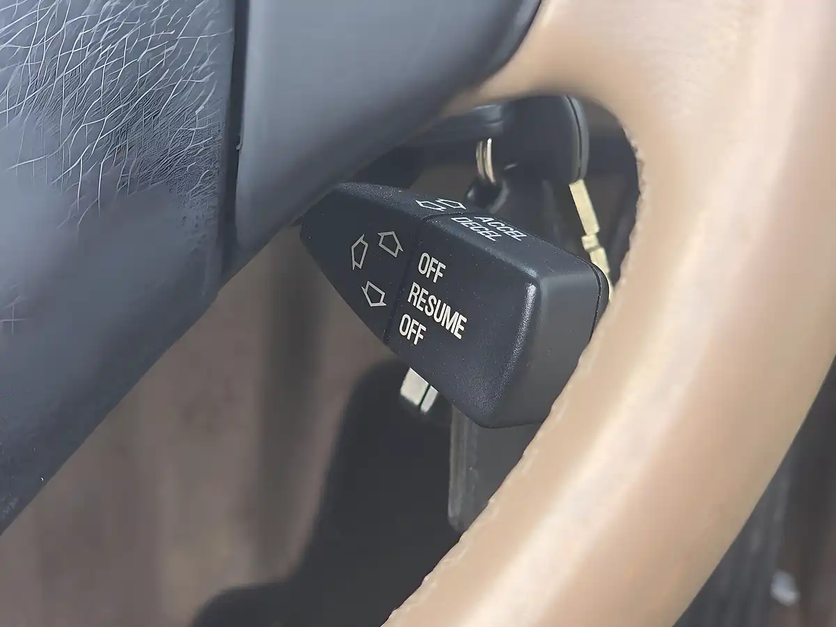 Used 1998 BMW Z3 Convertible Green - Interior and Exterior details 13