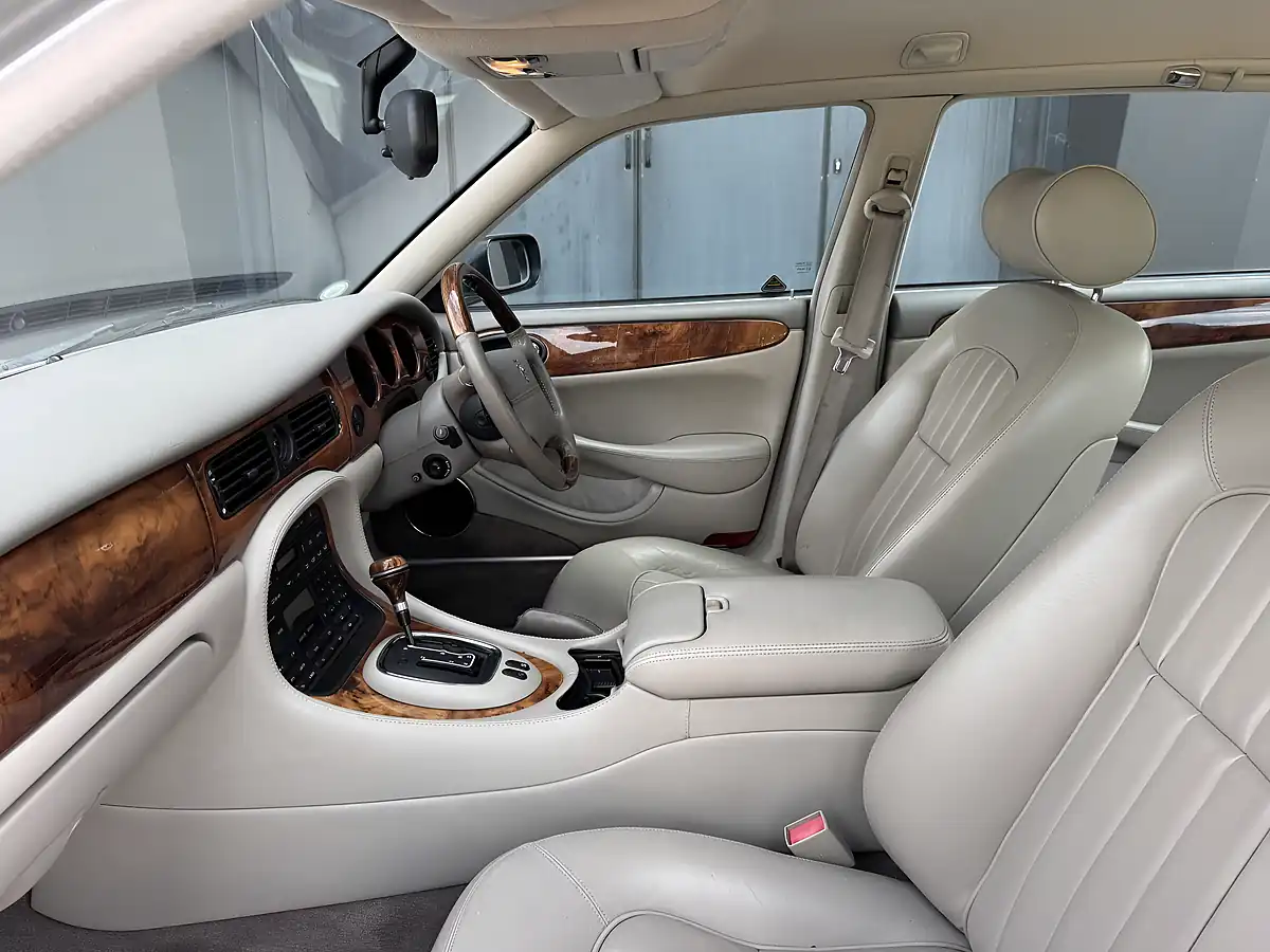 Used 1998 Jaguar XJ8 Lwb Silver - Interior and Exterior details 15