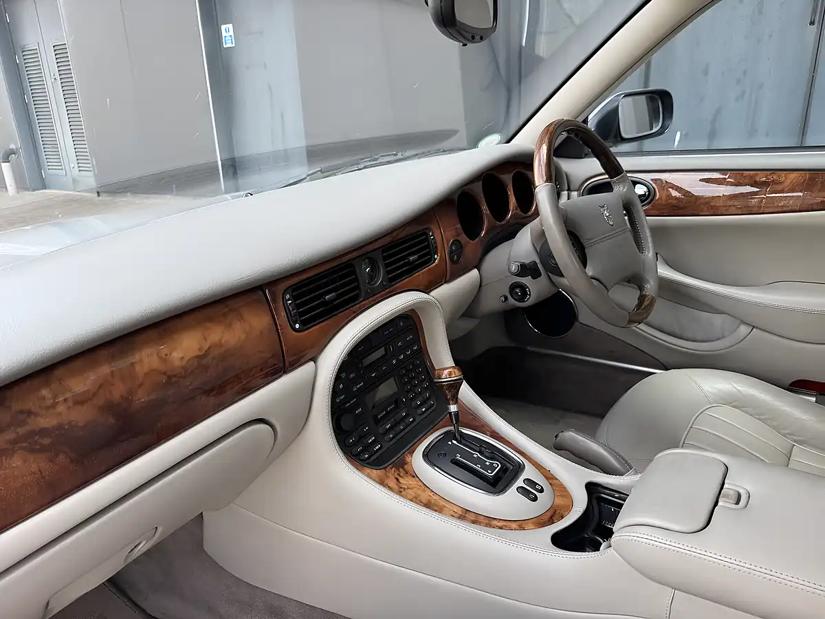 Used 1998 Jaguar XJ8 Lwb Silver - Interior and Exterior details 17