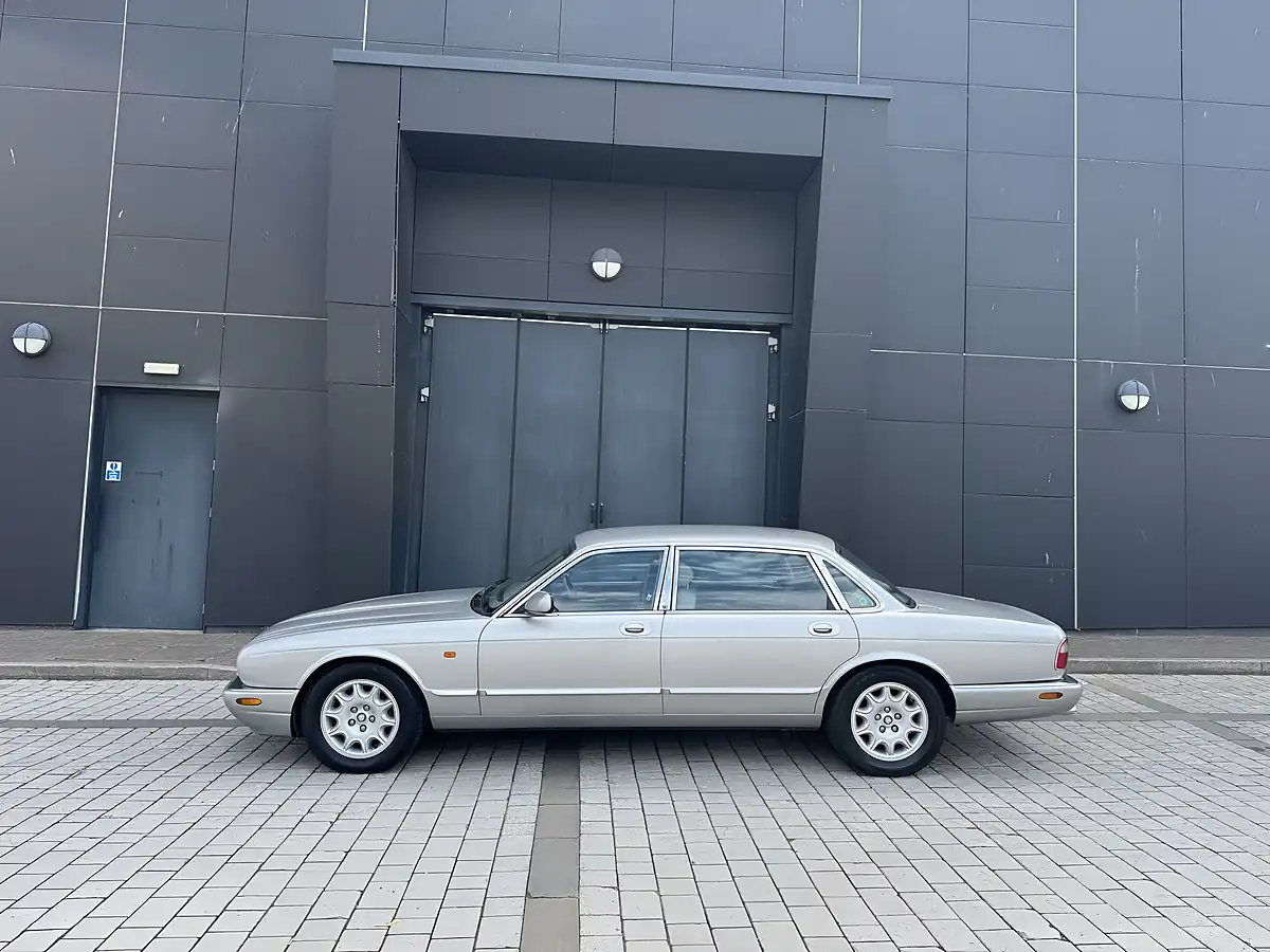 Used 1998 Jaguar XJ8 Lwb Silver - Interior and Exterior details 4
