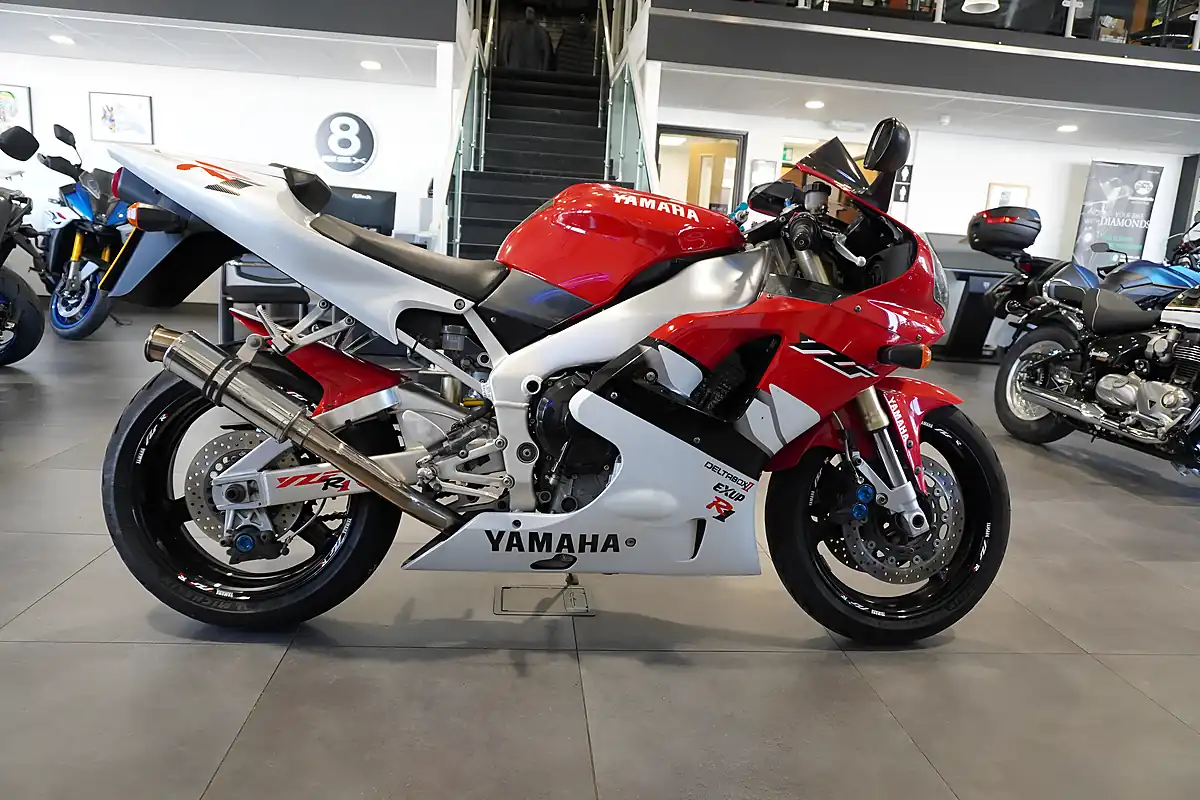 Used 1999 Yamaha YZF-R1 White/Red - Front View