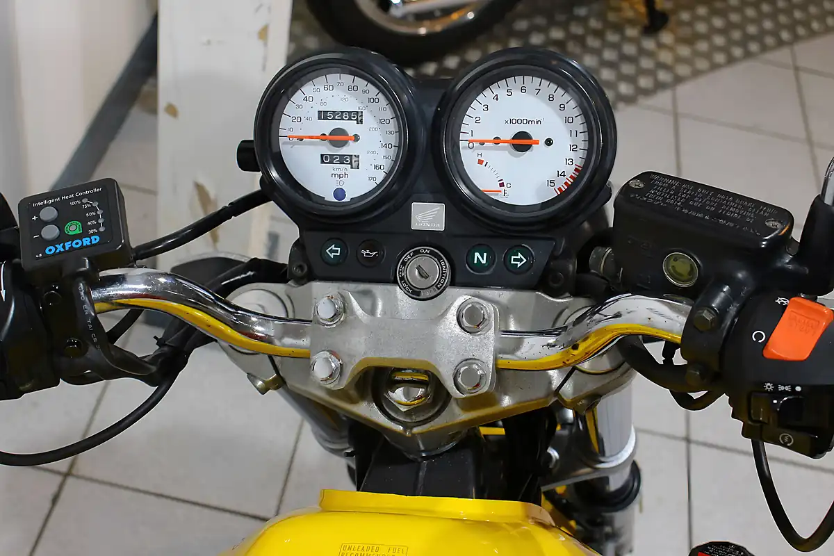 Used 2000 Honda Hornet CB600F Yellow - Interior and Exterior details 3