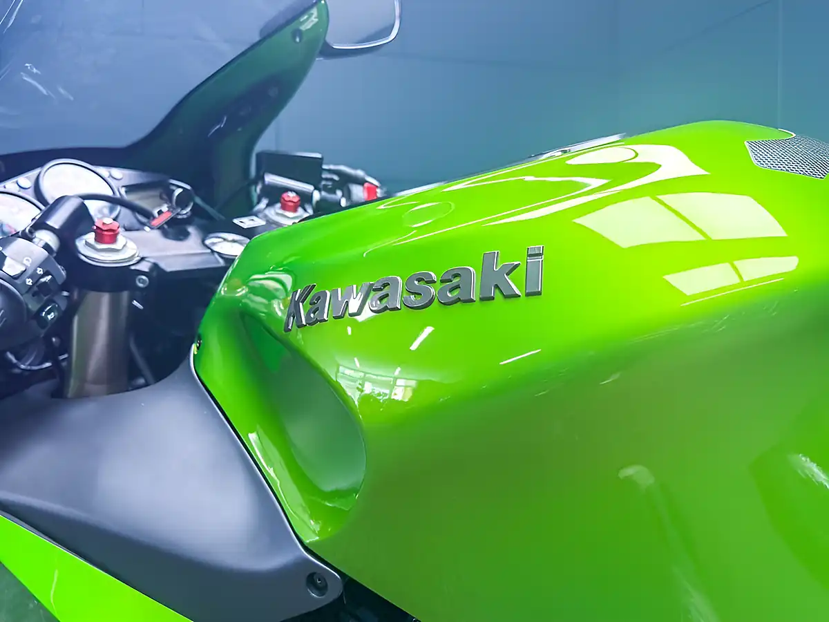 Used 2000 Kawasaki ZX-12R Ninja Green - Interior and Exterior details 17