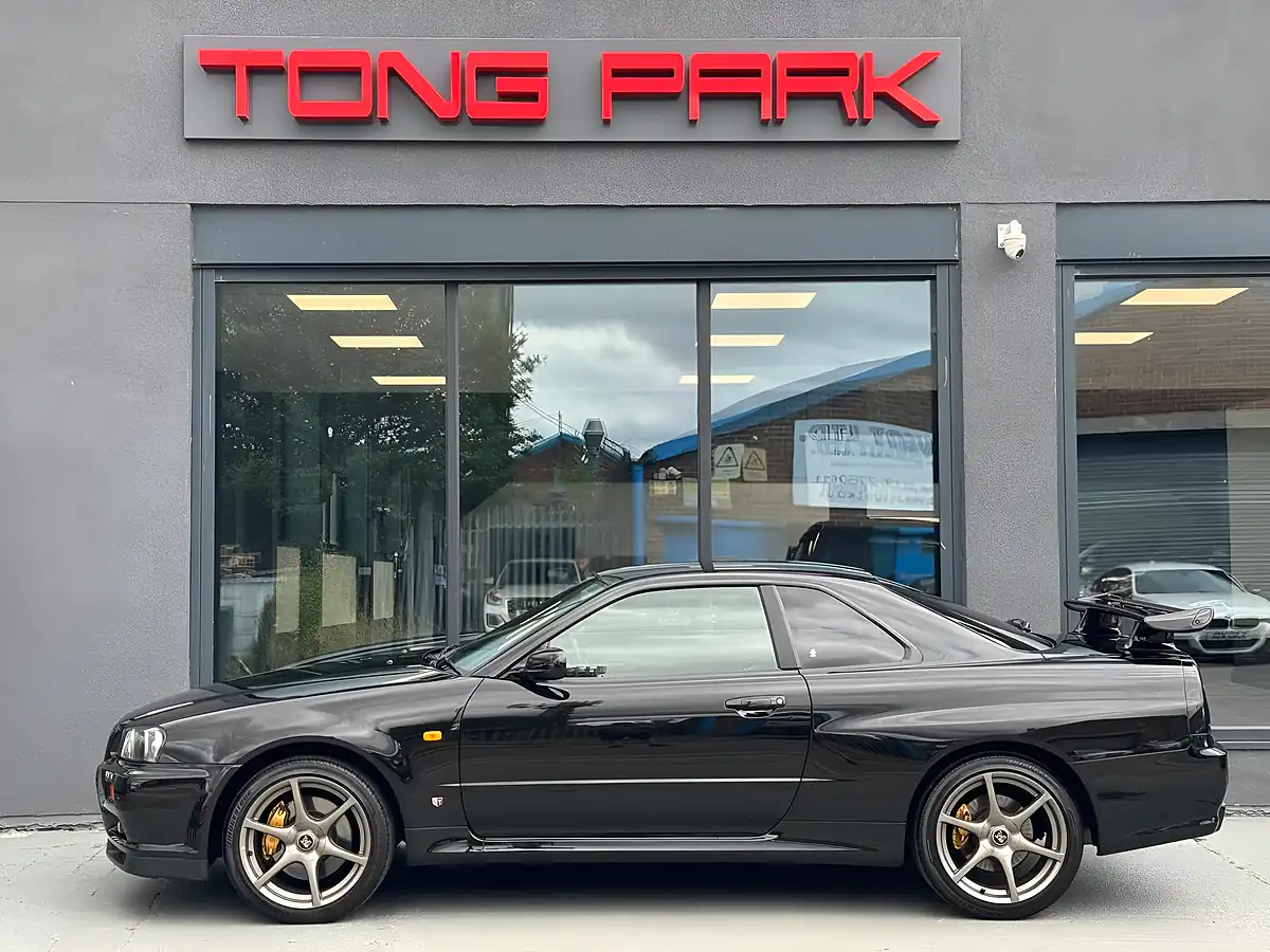 Used 2000 Nissan Skyline GT-R R34 Black - Interior and Exterior details 12