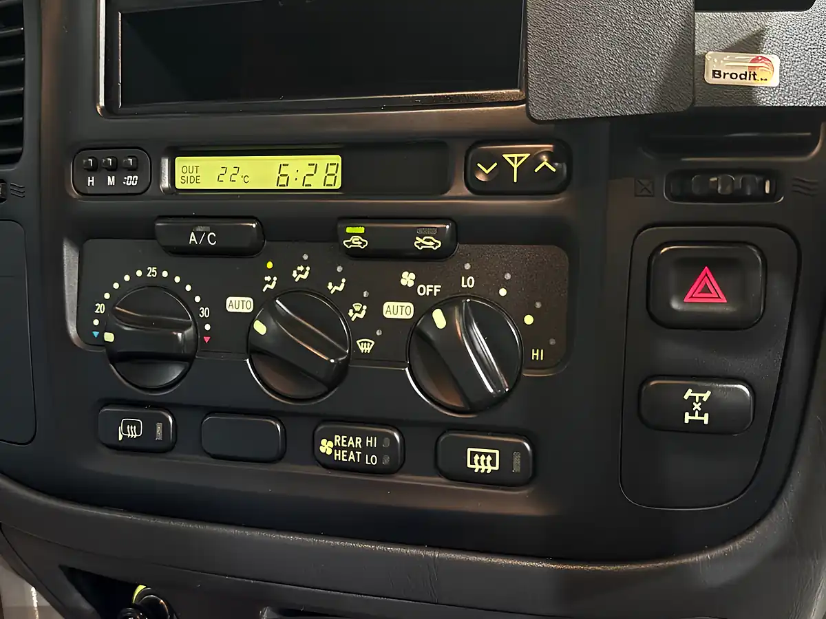 Used 2000 Toyota Land Cruiser Amazon Vx Blue - Interior and Exterior details 10