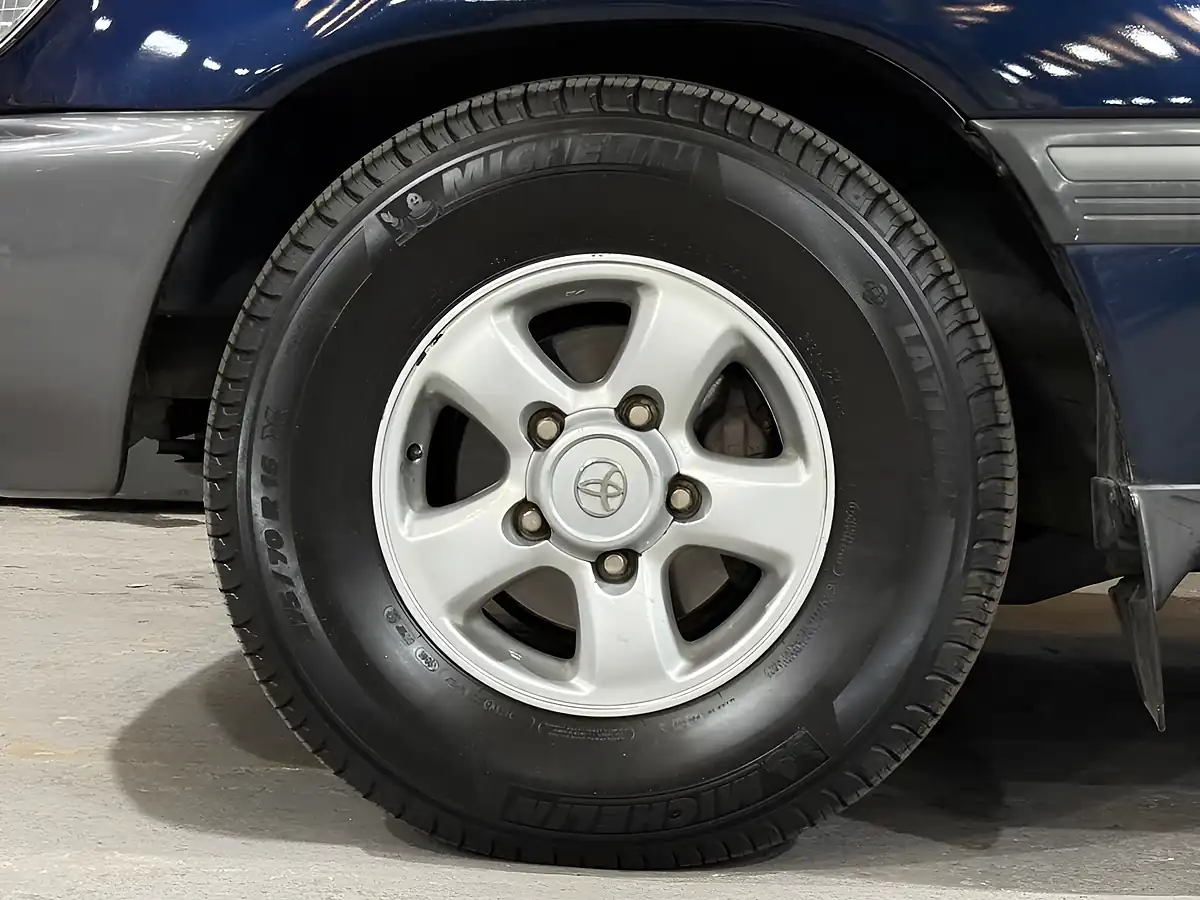 Used 2000 Toyota Land Cruiser Amazon Vx Blue - Interior and Exterior details 13