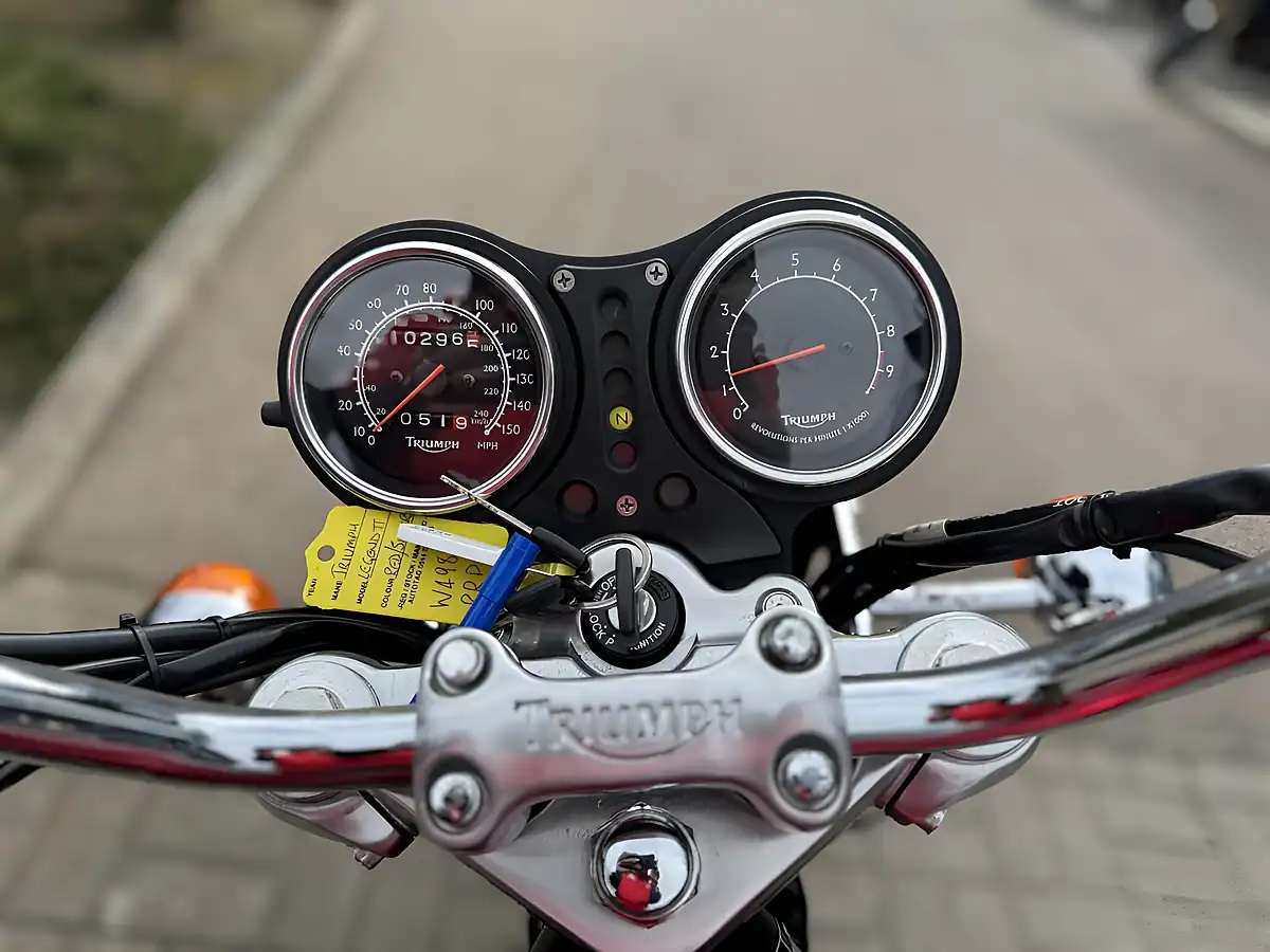 Used 2000 Triumph Legend Tt Dl V-ST Red/Silver - Interior and Exterior details 11