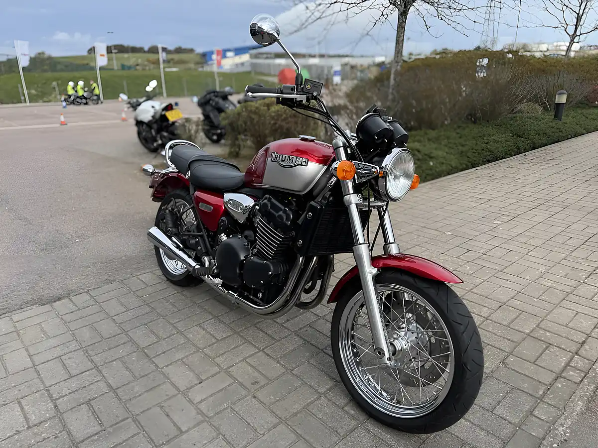 Used 2000 Triumph Legend Tt Dl V-ST Red/Silver - Interior and Exterior details 3