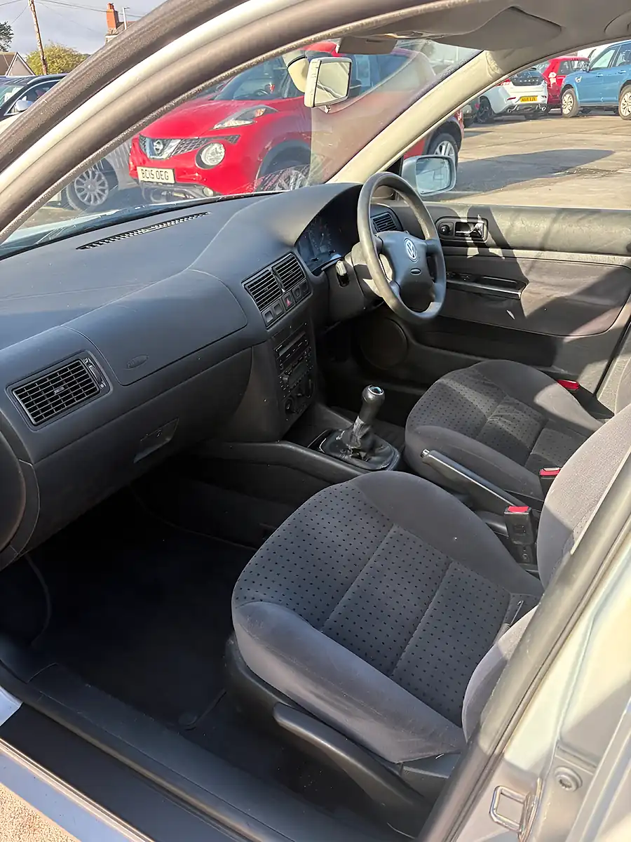 Used 2000 Volkswagen Golf Silver - Interior and Exterior details 5