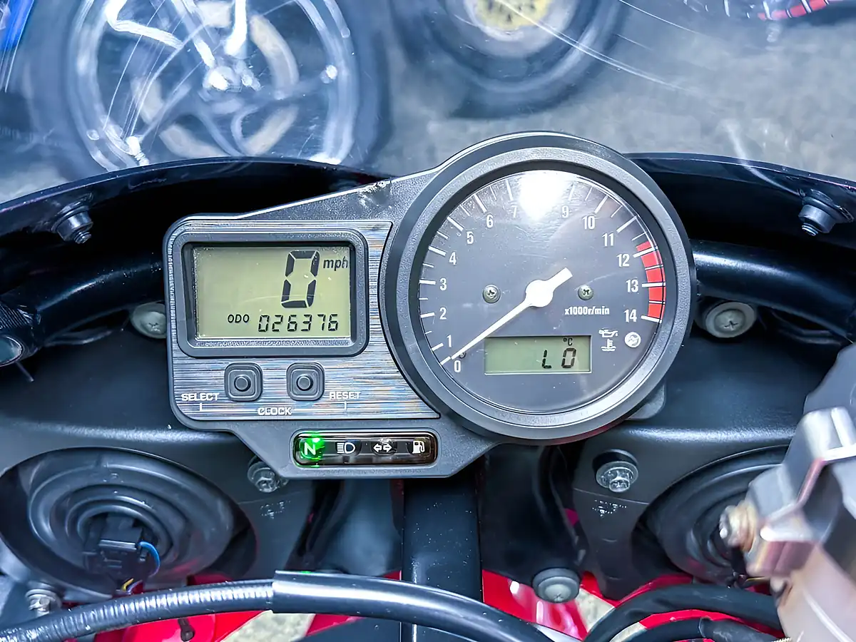 Used 2000 Yamaha R1 Super Sports White - Interior and Exterior details 15