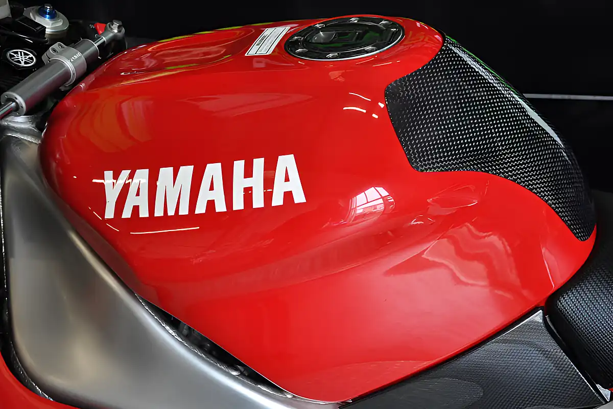 Used 2000 Yamaha YZF-R1 4XV Red/White - Interior and Exterior details 11