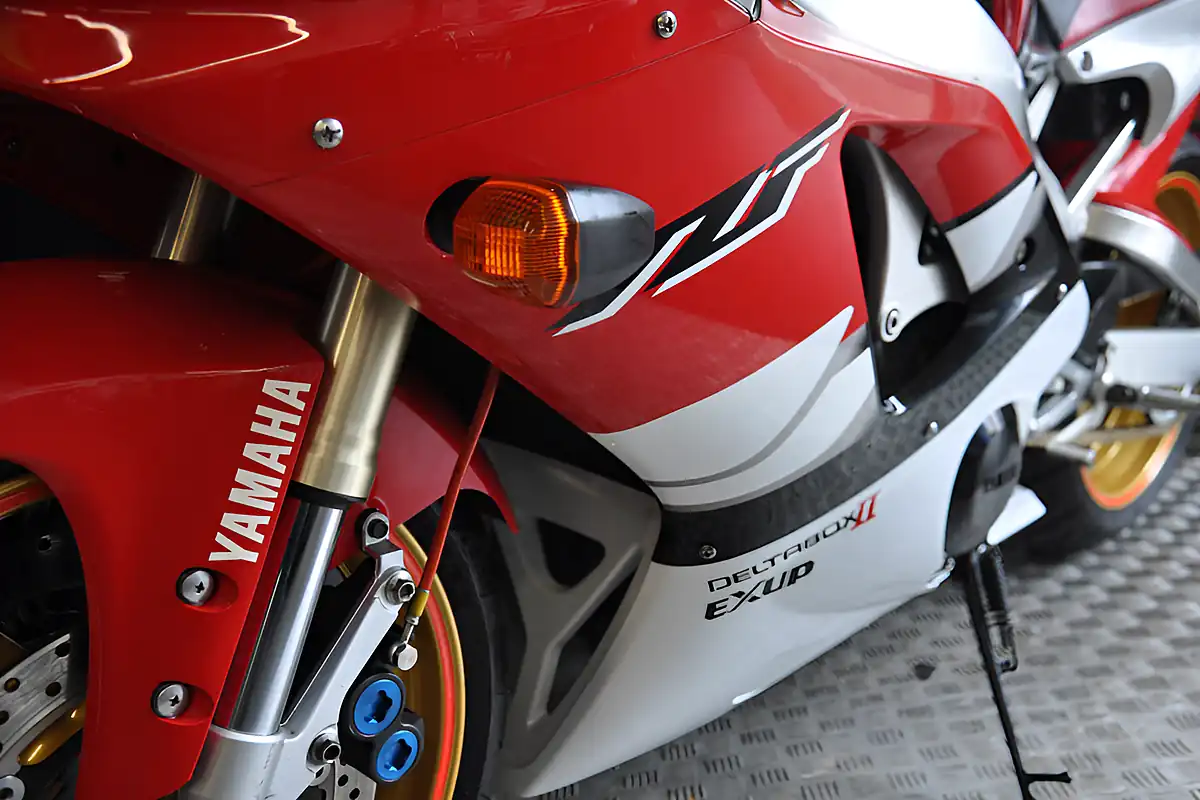 Used 2000 Yamaha YZF-R1 4XV Red/White - Interior and Exterior details 14