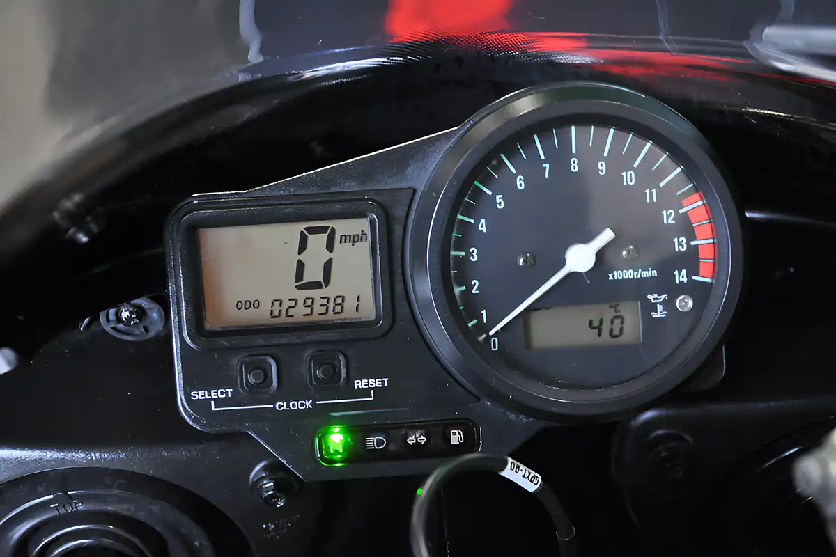 Used 2000 Yamaha YZF-R1 4XV Red/White - Interior and Exterior details 8