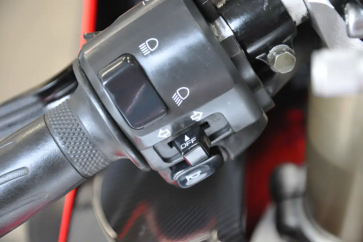 Used 2000 Yamaha YZF-R1 4XV Red/White - Interior and Exterior details 9