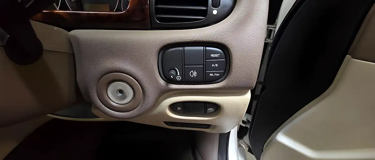 Used 20007 Jaguar S-Type Se White - Interior and Exterior details 11