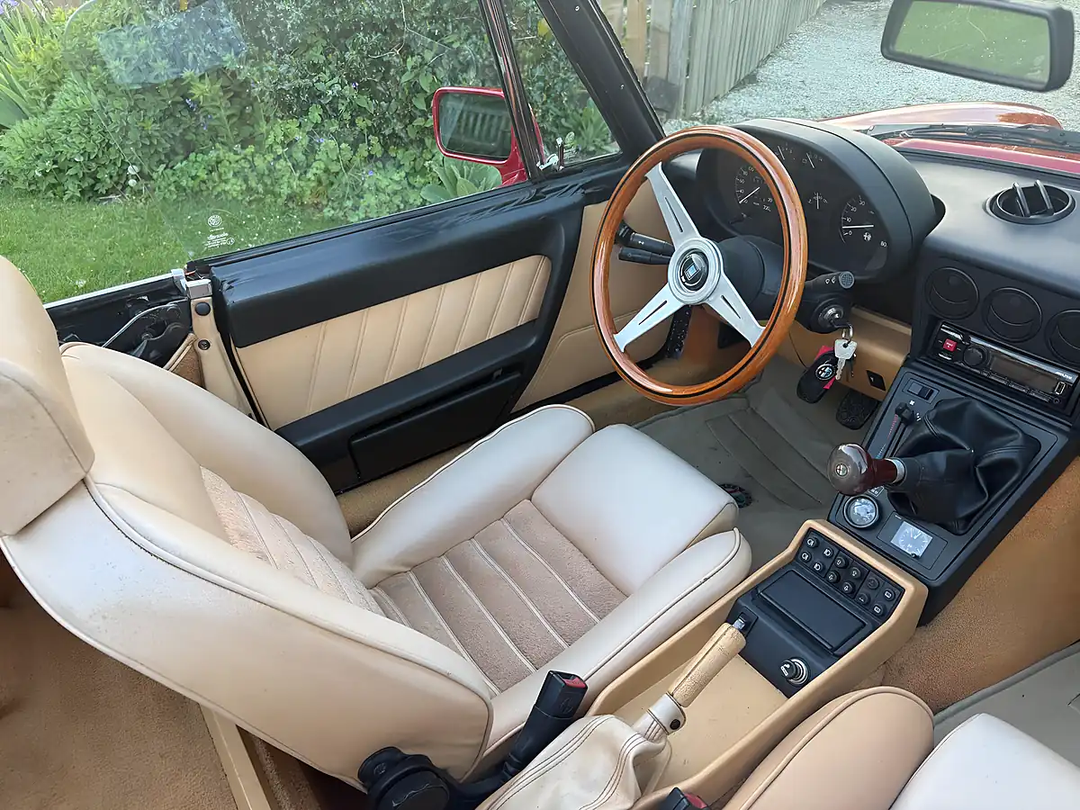 Used 2001 Alfa Romeo Spider S4 Red - Interior and Exterior details 7