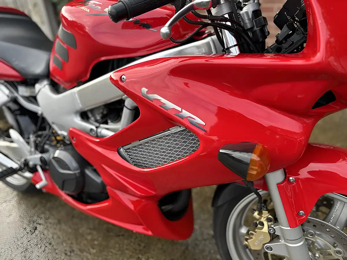 Used 2001 Honda Vtr 1000 Firestorm Red - Interior and Exterior details 9