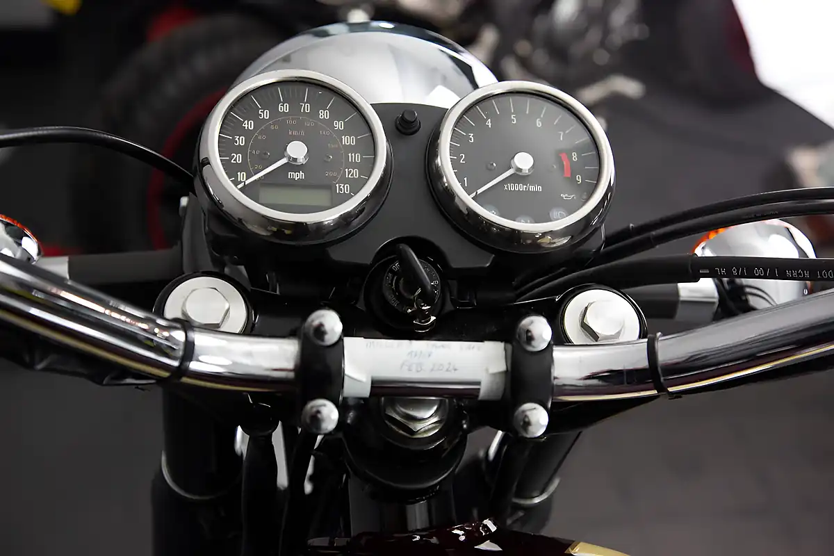 Used 2001 Kawasaki W650 Maroon and Cream - Interior and Exterior details 9