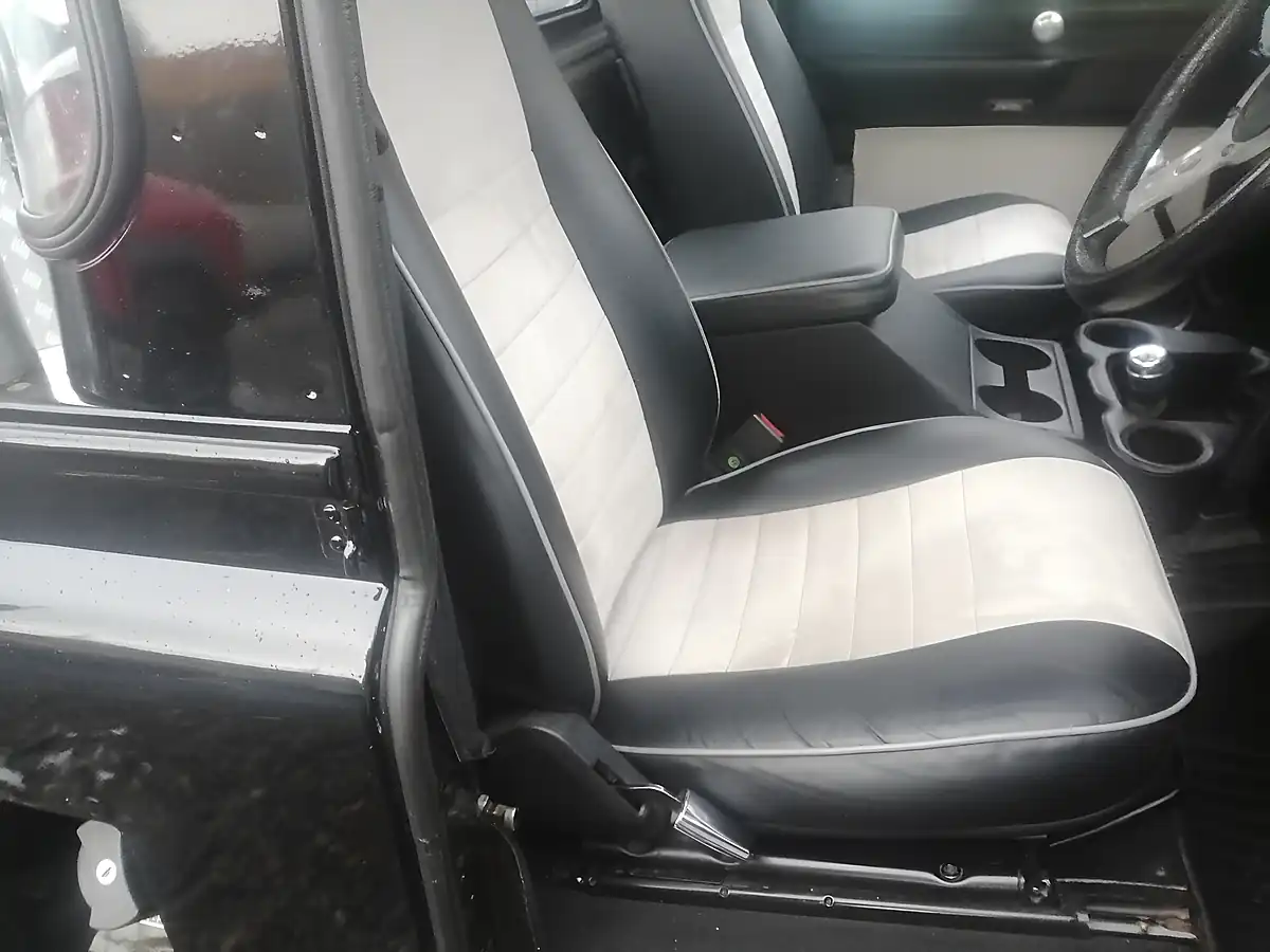 Used 2001 Land Rover Defender 90 Pick Up Black - Interior and Exterior details 9