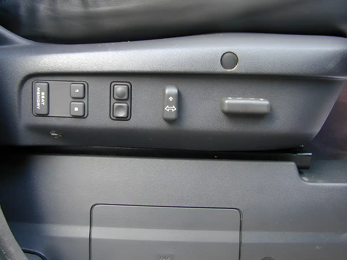 Used 2001 Land Rover Range Rover Vogue Silver - Interior and Exterior details 14