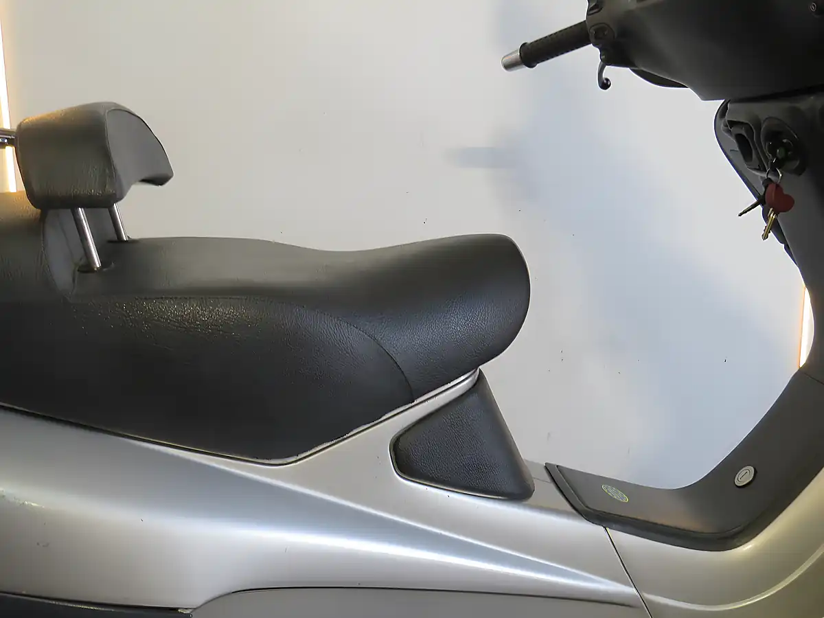 Used 2001 Piaggio Xevo 125 Gtx Silver - Interior and Exterior details 11