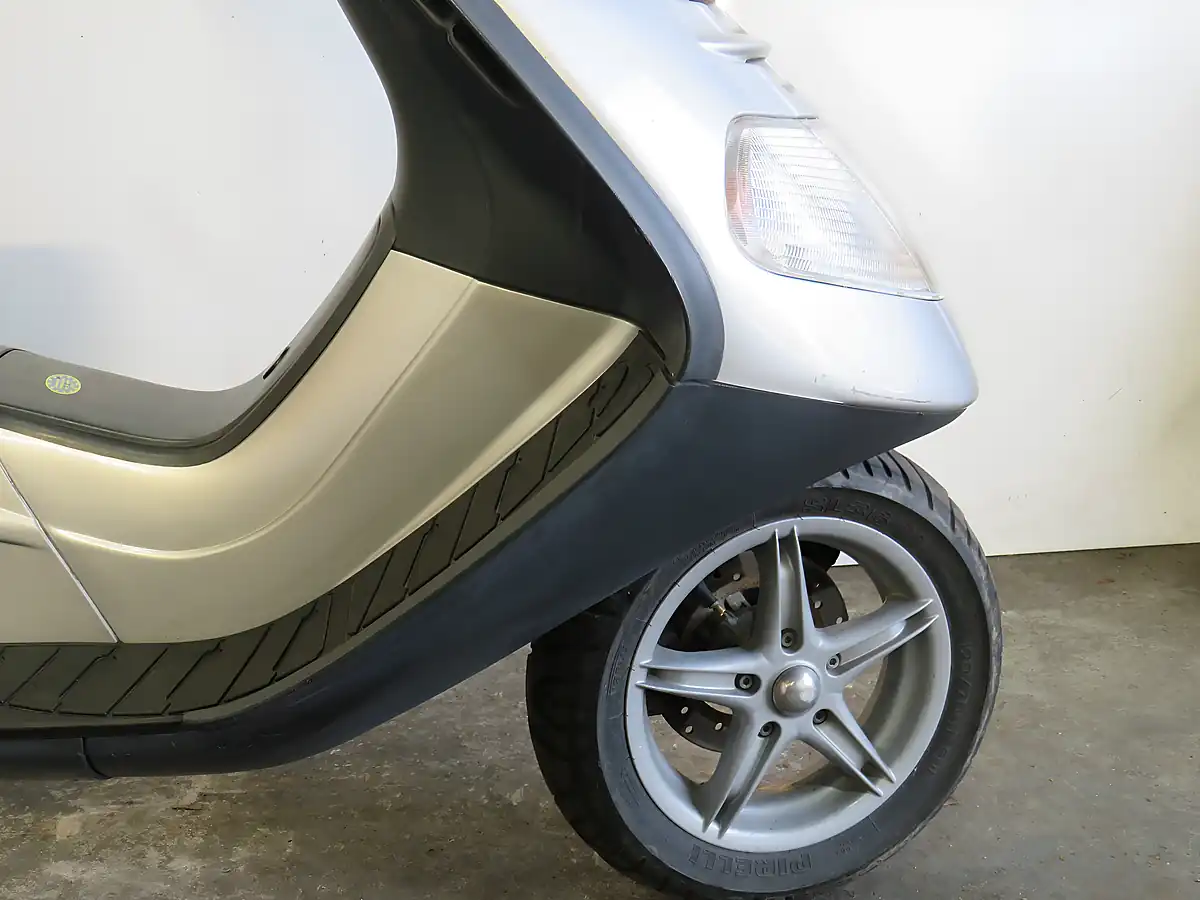 Used 2001 Piaggio Xevo 125 Gtx Silver - Interior and Exterior details 14