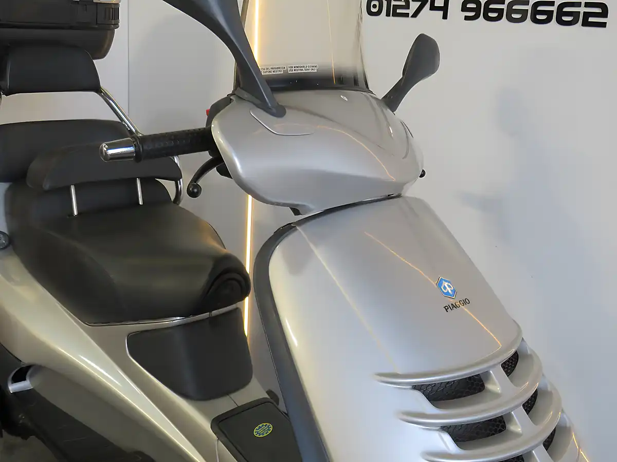Used 2001 Piaggio Xevo 125 Gtx Silver - Interior and Exterior details 16