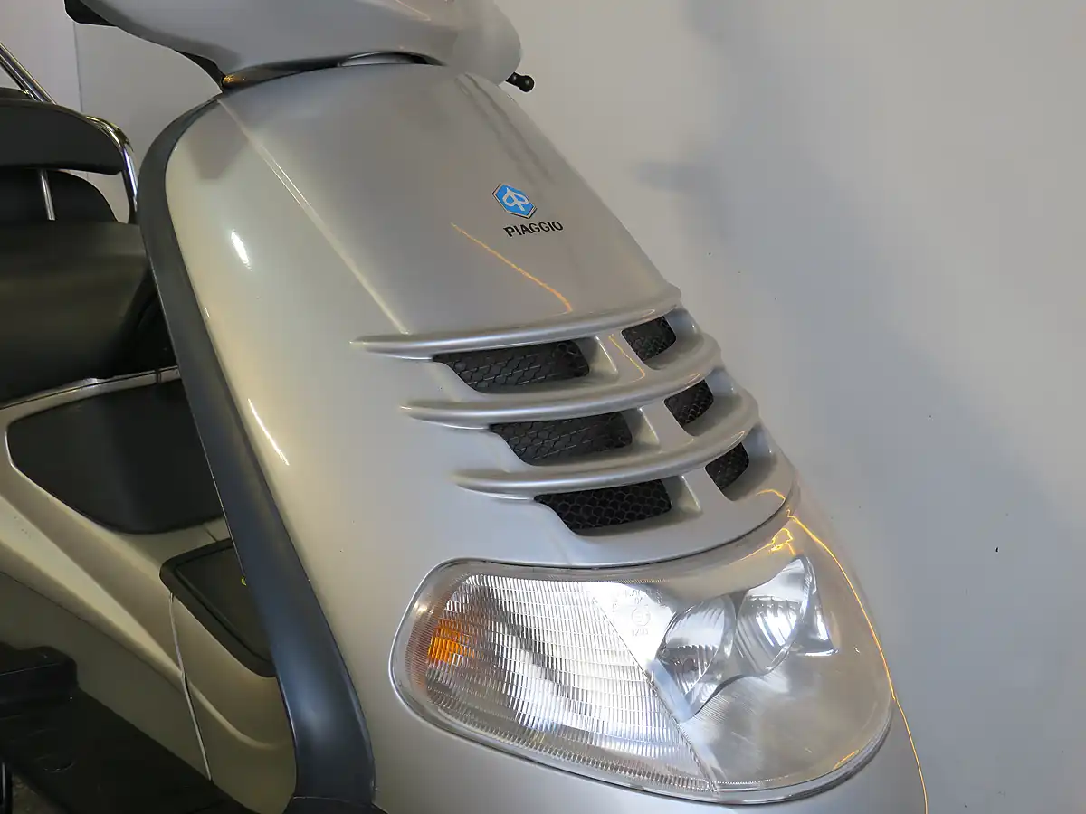 Used 2001 Piaggio Xevo 125 Gtx Silver - Interior and Exterior details 19