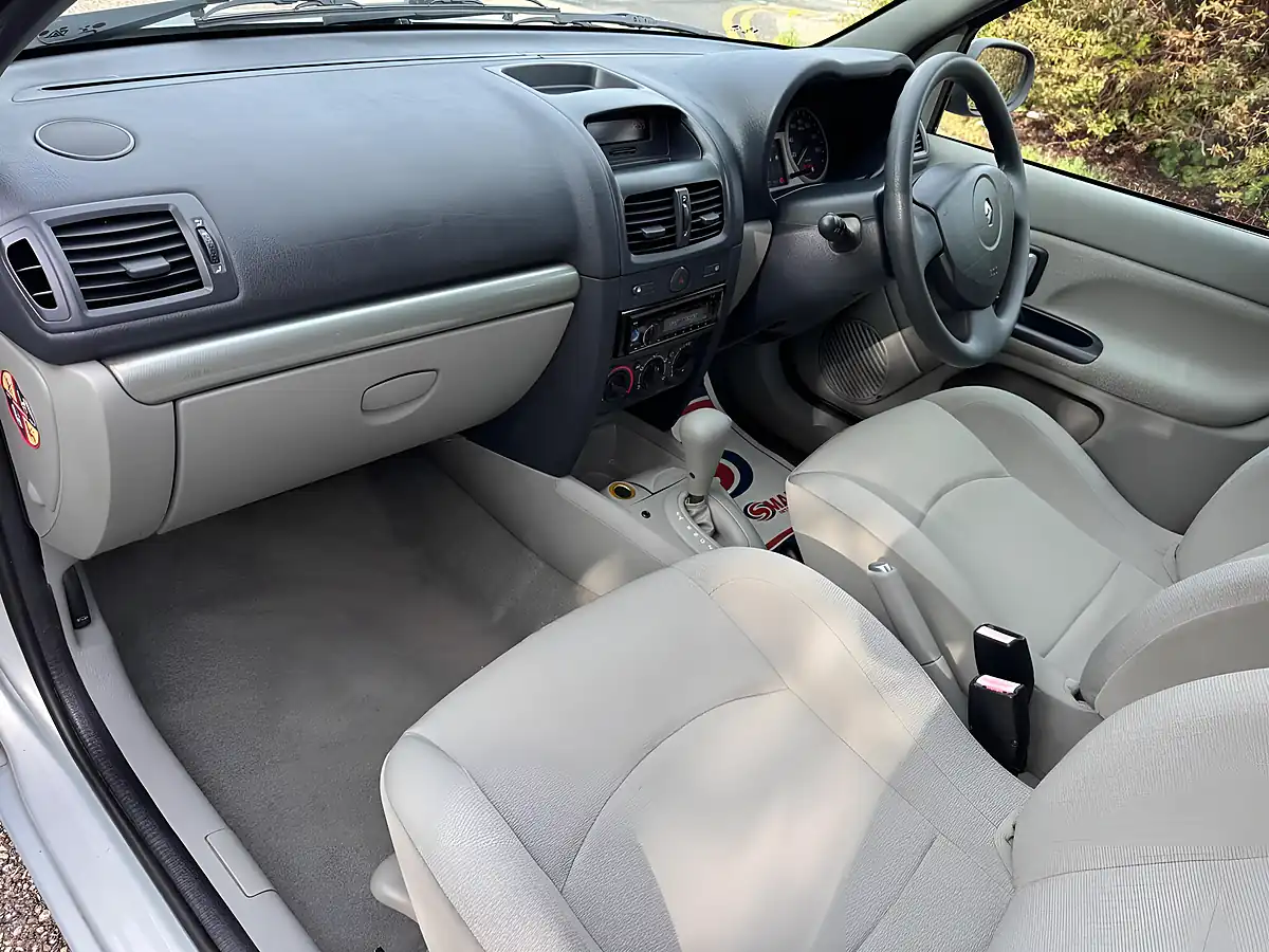 Used 2001 Renault Clio Privilege Silver - Interior and Exterior details 10