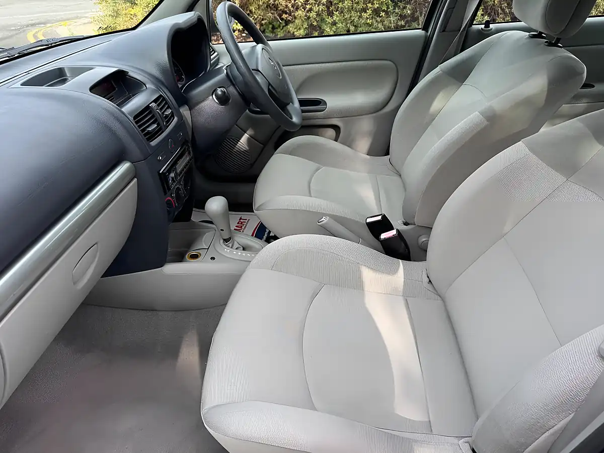 Used 2001 Renault Clio Privilege Silver - Interior and Exterior details 11